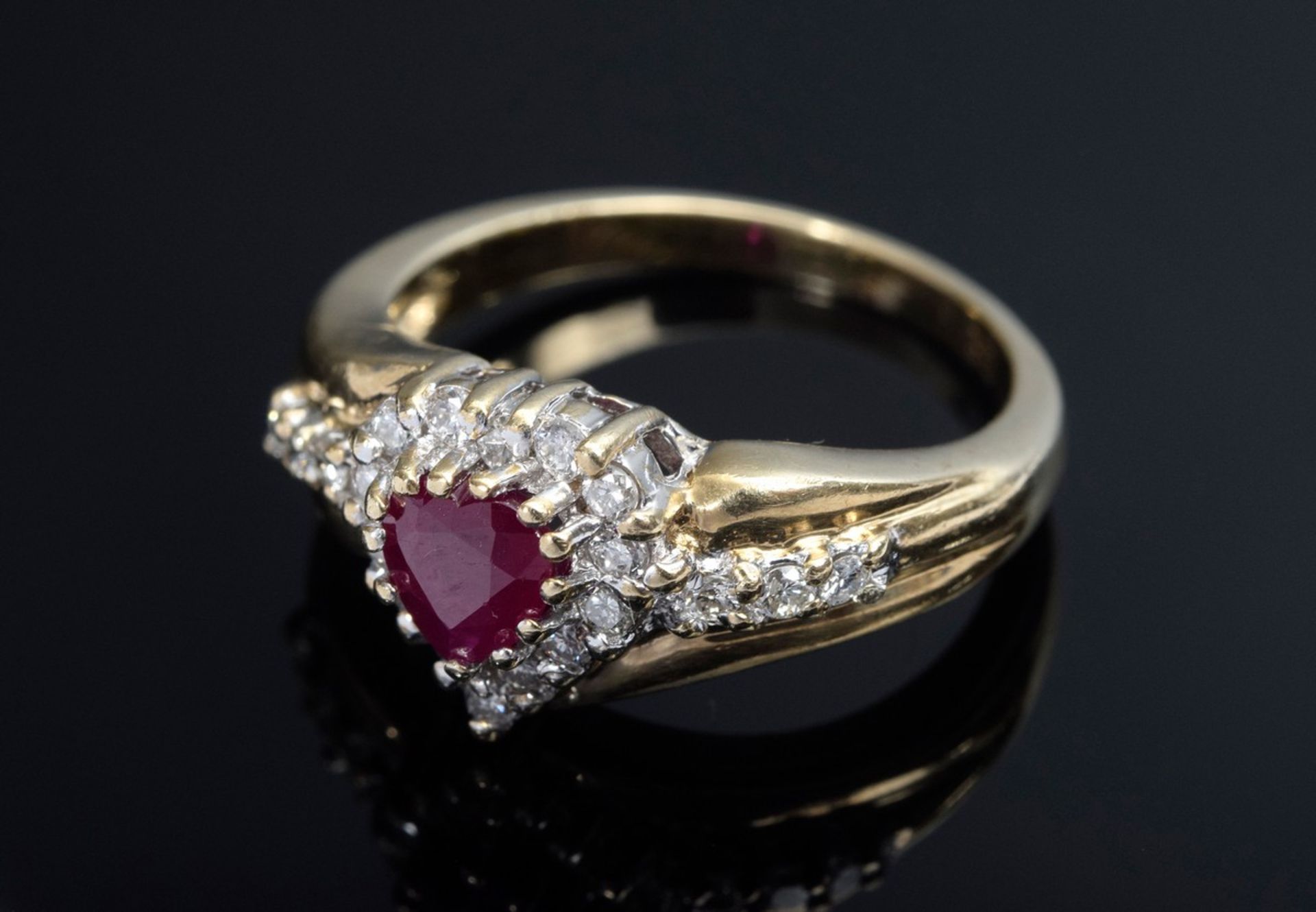 Feiner GG 333 "Herz" Ring mit Rubin und Brillanten (zus. ca. 0.15ct/SI-P/TCR), - Bild 2 aus 3