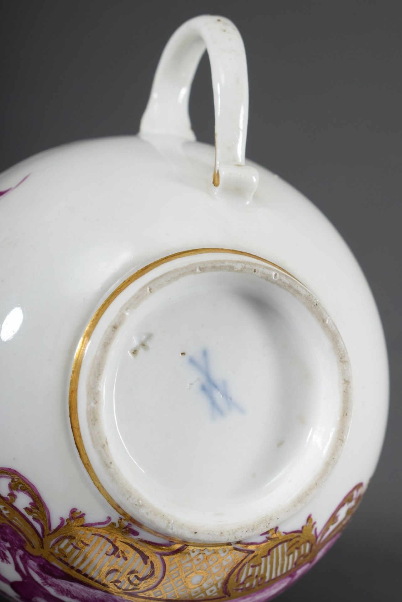 Meissen Obertasse mit Purpur Camaieu Bemalung "Schlachtenszene" in der Art von - Bild 6 aus 6