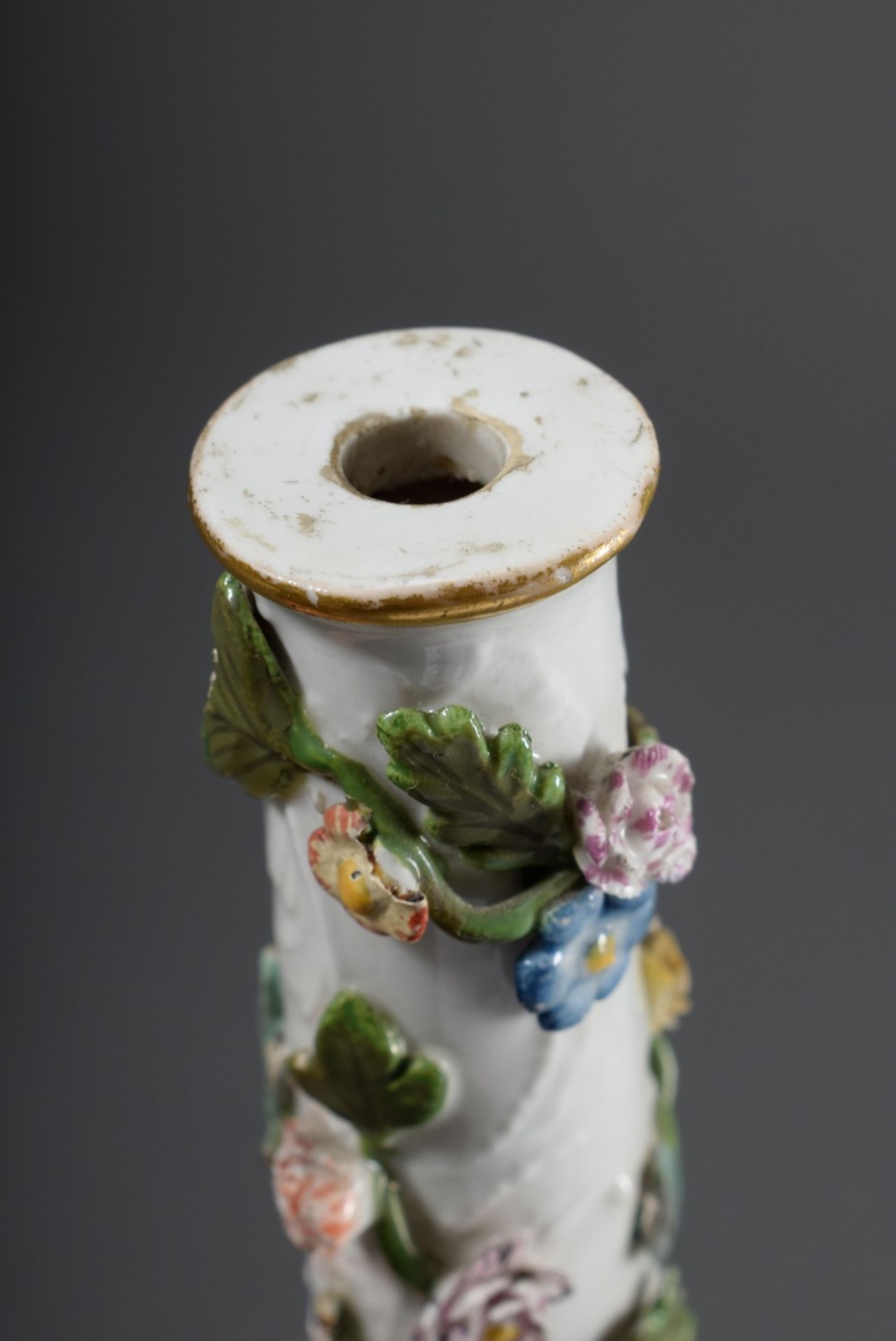 Kleines Meissen Säulenfragment mit Rocaillerelief und plastischer Blütenranke, - Bild 3 aus 10