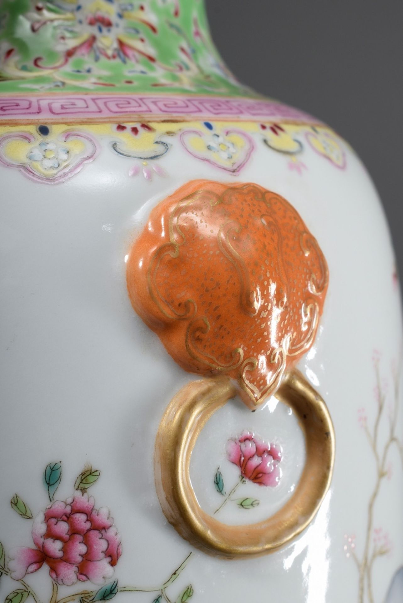 Chinesische Porzellan Vase mit stilisierten Löwenmaskarons und umlaufender Fami - Image 5 of 6