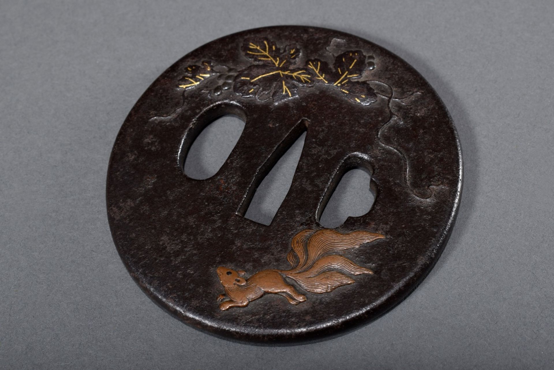 Eisen Tsuba mit Goldtauschierungen "Eichhörnchen und Weinlaubranken", Japan, Ø
