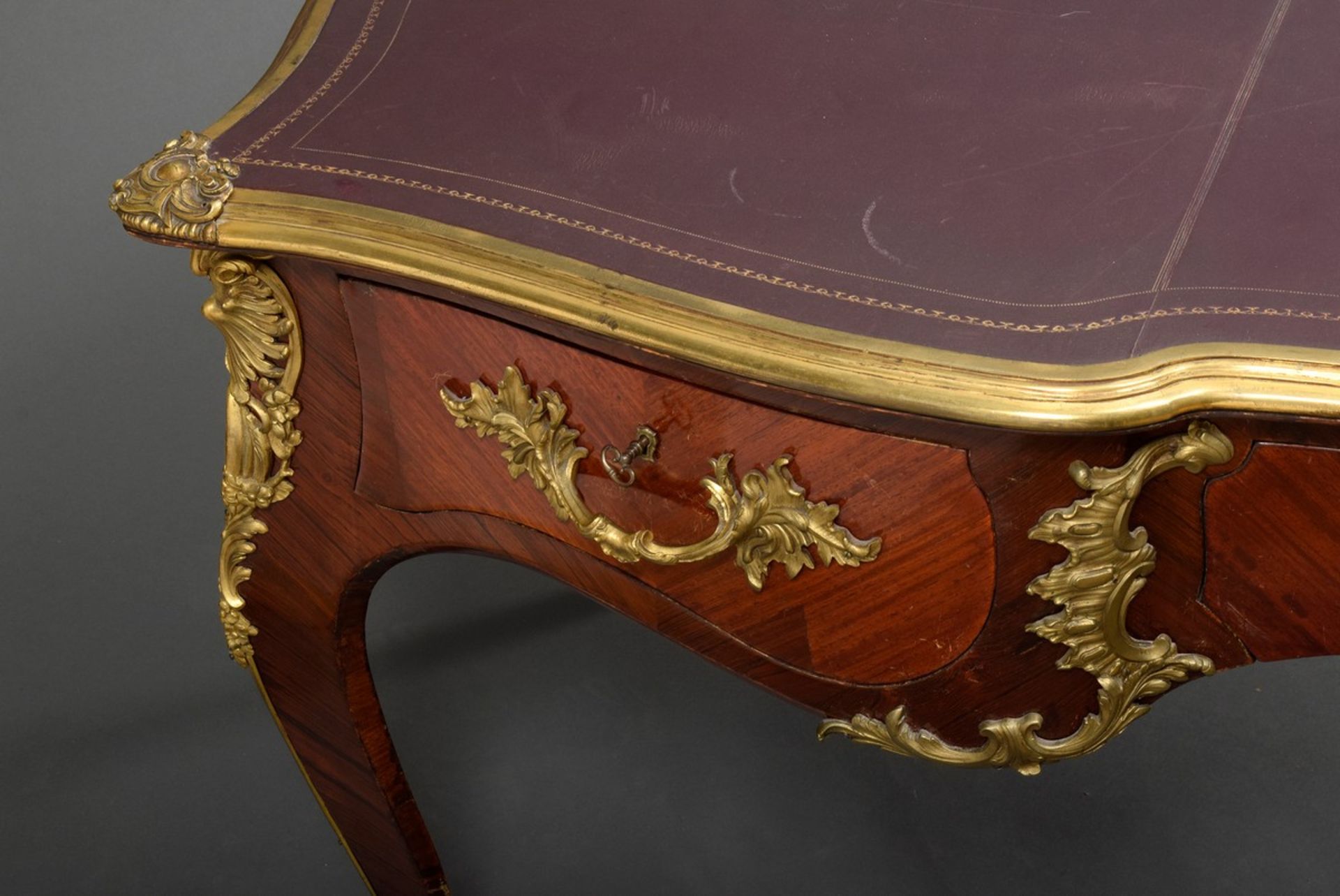 Großes Bureau Plat im Louis XV Stil mit opulenten Rocaille Bronzen und rotbraun - Image 3 of 8