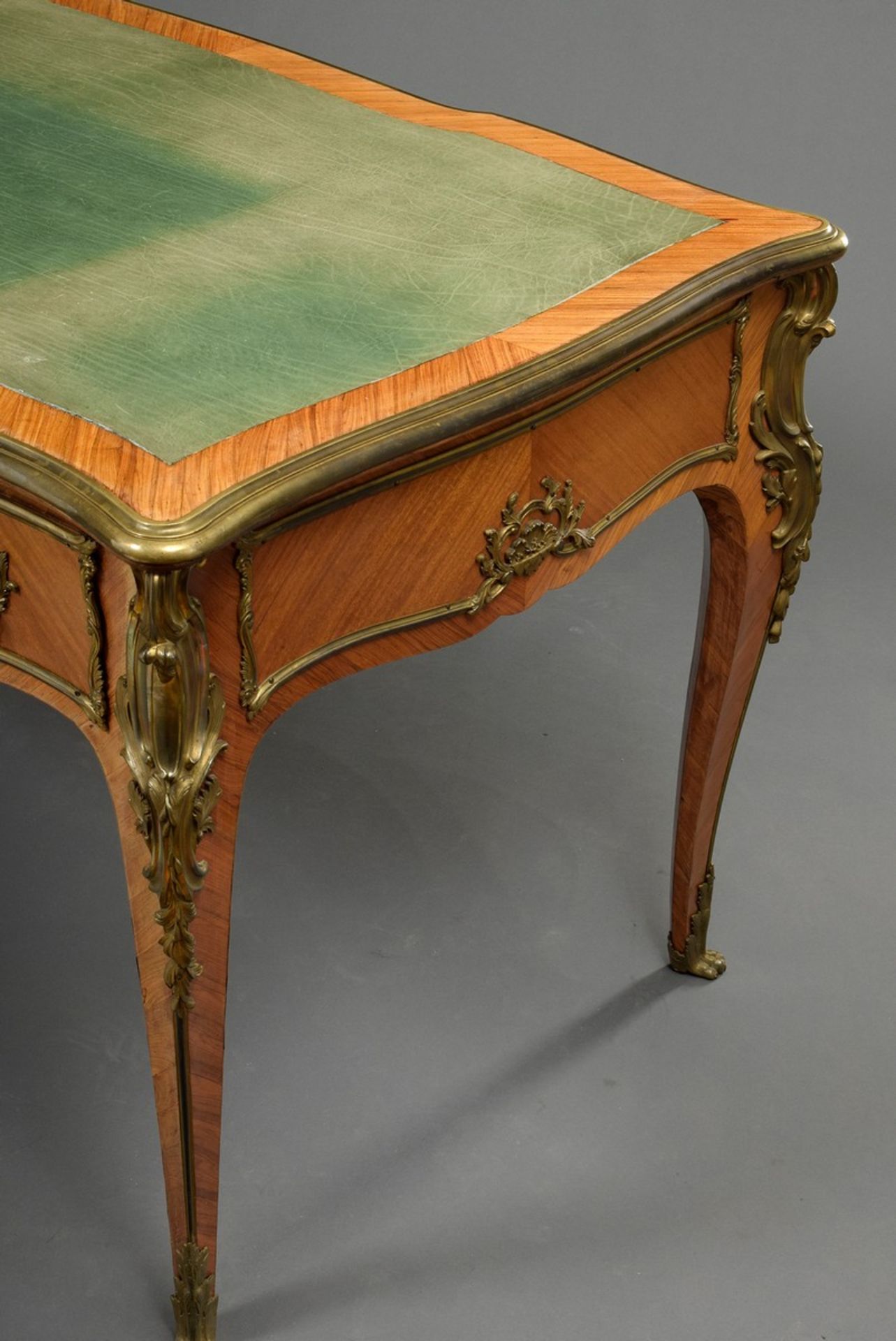 Kleines Bureau Plat im Louis XV Stil mit feinen Bronzen und grüner Lederplatte - Image 3 of 8