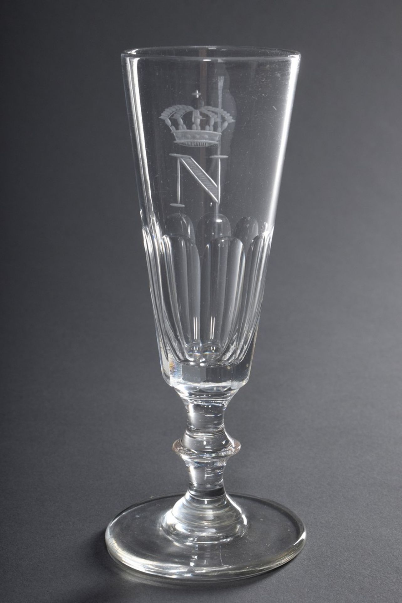 Sektflöte aus dem Gläserservice von Napoleon III. (1808-1873) mit Monogramm "N"