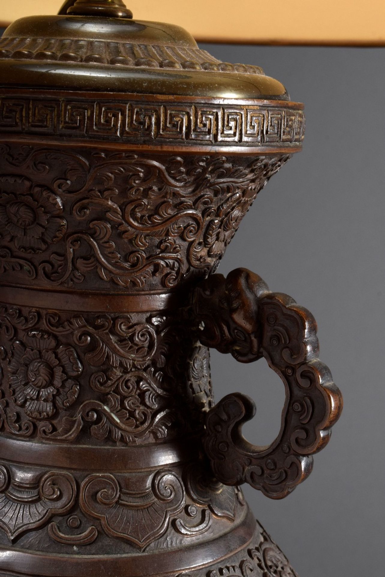Chinesische Bronze Vase mit seitlichen "Fabeltier" Griffen, reichem Ornament- u - Bild 3 aus 5