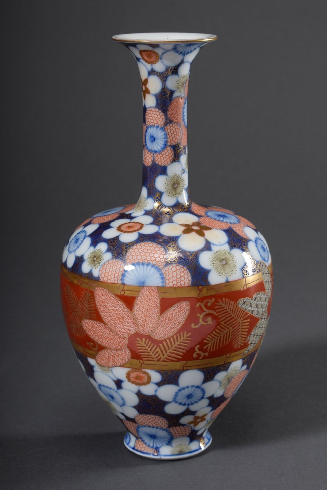 Moderne japanische Balustervase mit feinem Imari Dekor "Kirschblüten", am Boden