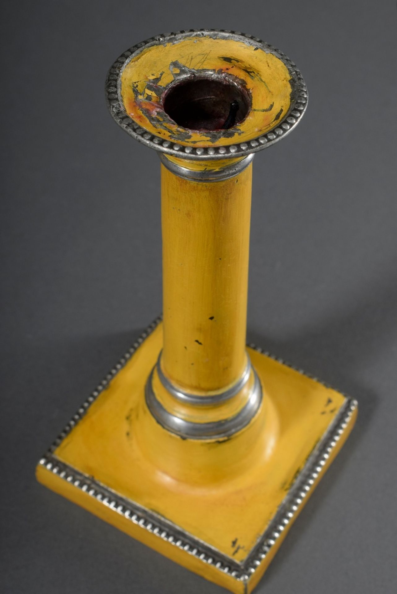 Paar gelb gefasste Zinn Leuchter auf eckigem Fuß mit Perlband, ehemals Schloss - Bild 3 aus 5