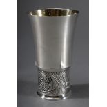 Versilberter Art Deco Becher mit Relief "Kiefernzapfen", Frankreich um 1930, Ma