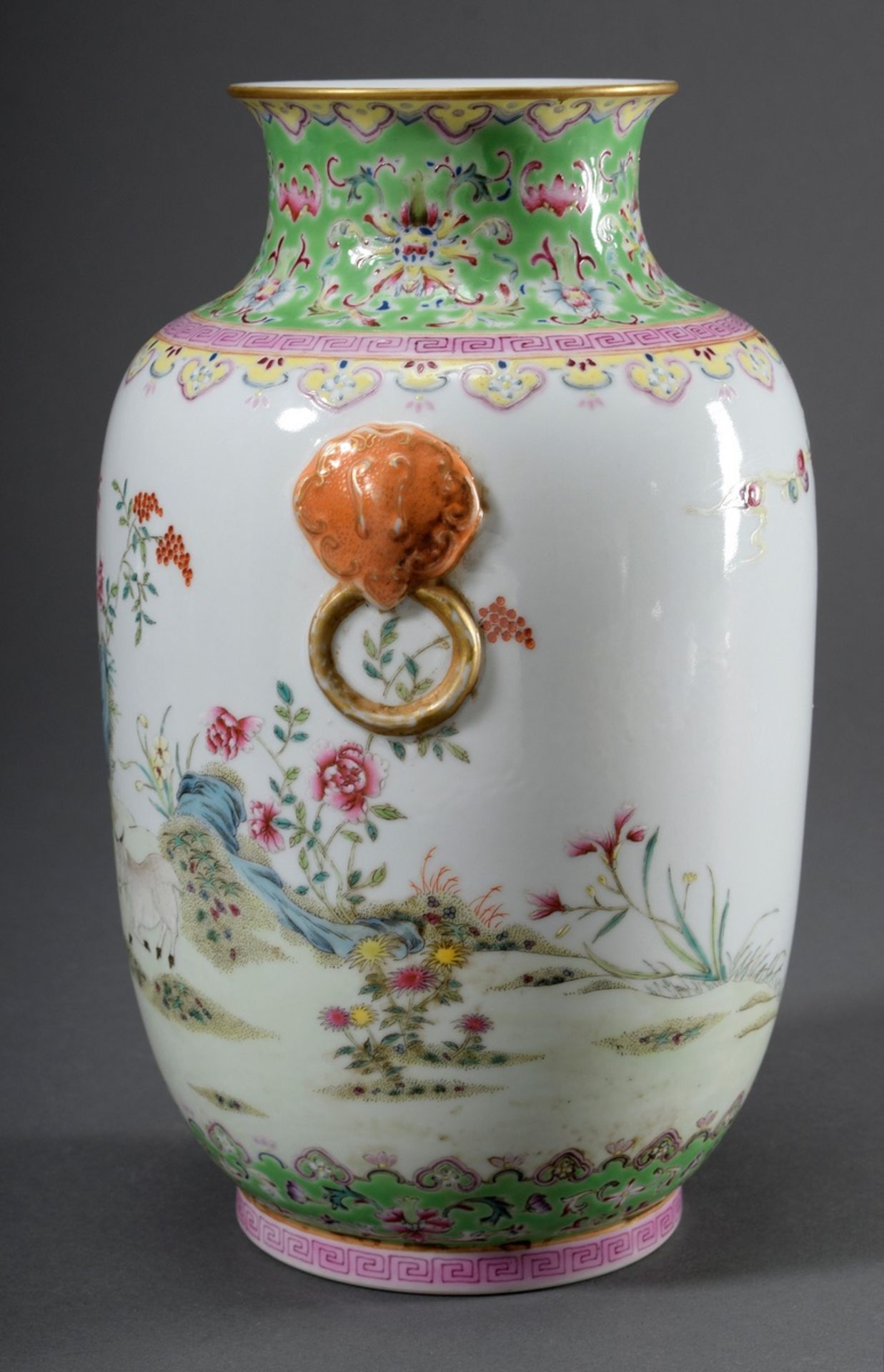 Chinesische Porzellan Vase mit stilisierten Löwenmaskarons und umlaufender Fami - Image 3 of 6