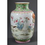 Chinesische Porzellan Vase mit stilisierten Löwenmaskarons und umlaufender Fami