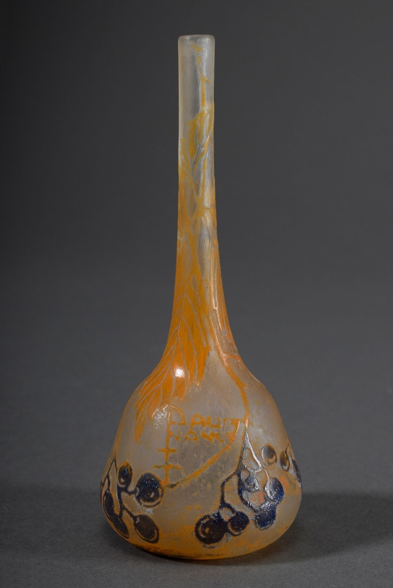 Kleine Daum Nancy Vase mit Ätzdekor "Vogelbeeren" in Orange/Blau, sign., um 191 - Bild 2 aus 3