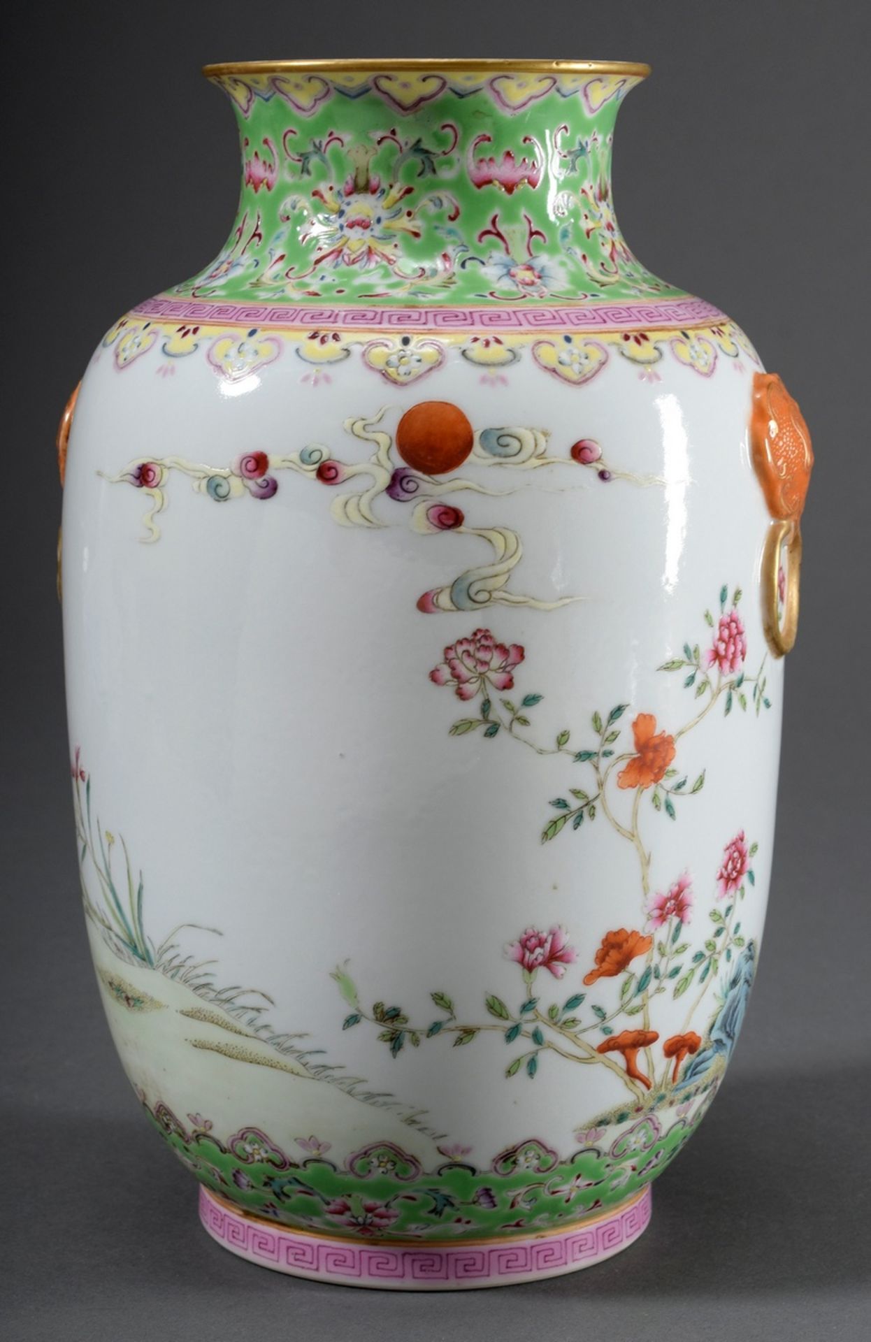 Chinesische Porzellan Vase mit stilisierten Löwenmaskarons und umlaufender Fami - Image 4 of 6