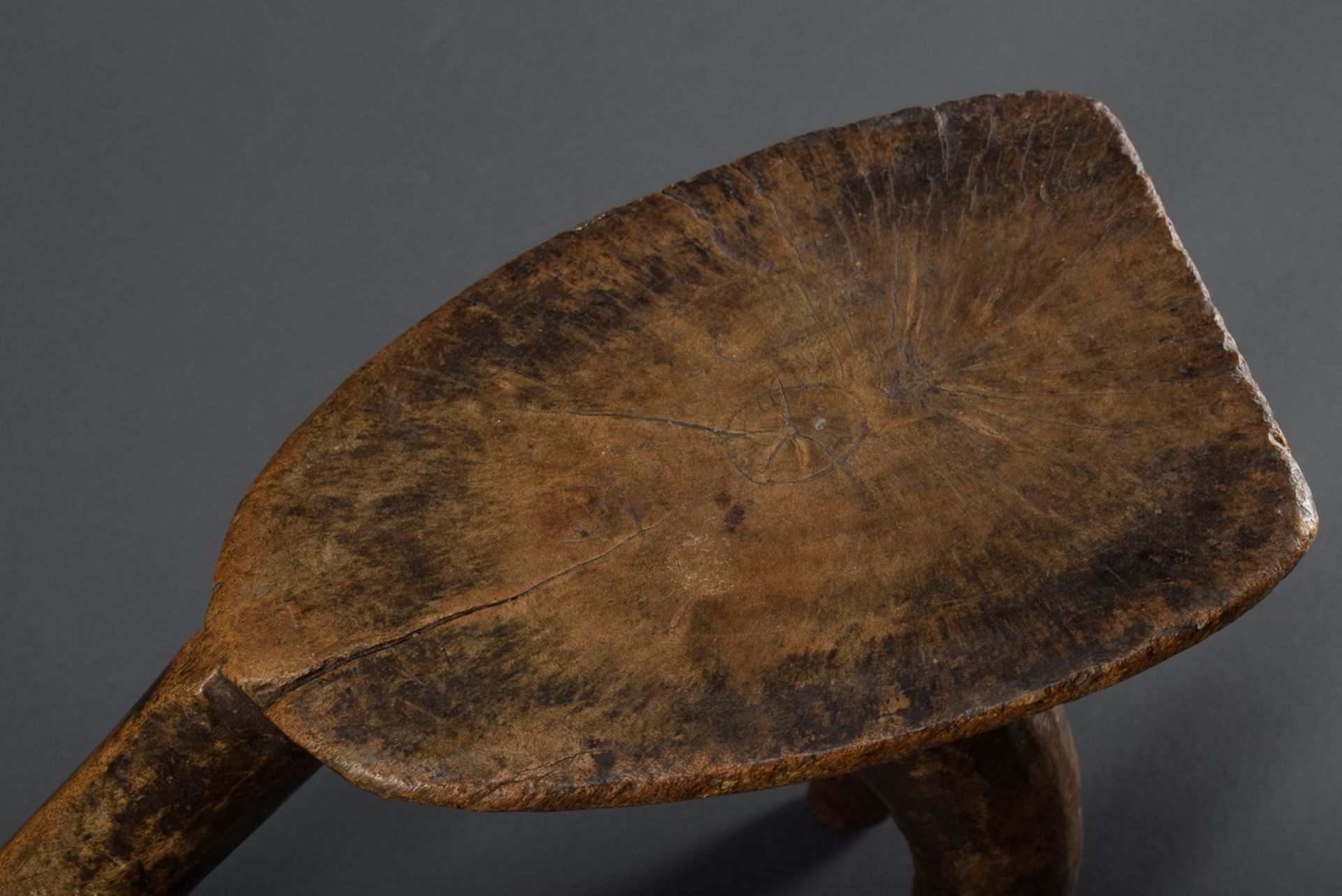 Afrikanischer dreibeiniger Sitzhocker, Holz, H. 24cm, Alters- und Gebrauchsspur - Bild 4 aus 6