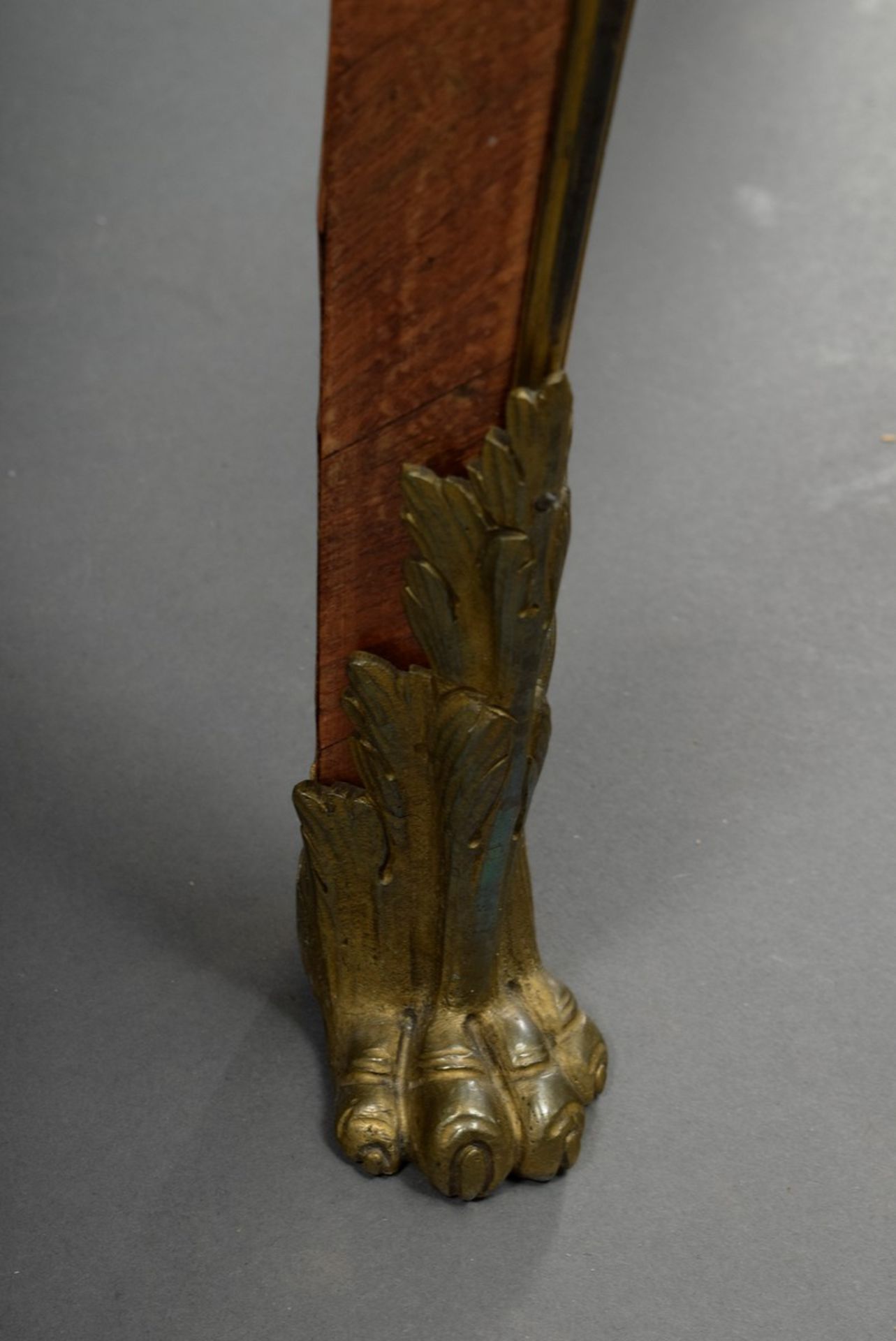 Kleines Bureau Plat im Louis XV Stil mit feinen Bronzen und grüner Lederplatte - Image 6 of 8
