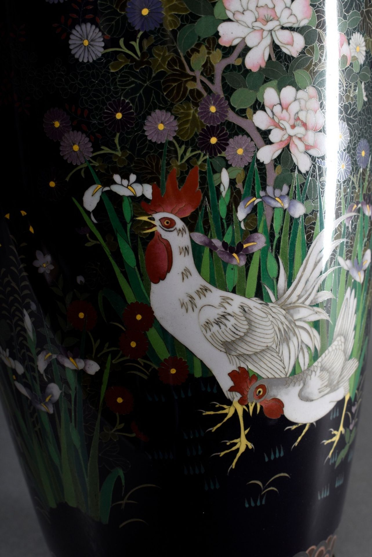 Große japanische Cloisonné Vase "Hahn und Henne im Garten" auf schwarzem Fond, - Bild 5 aus 8