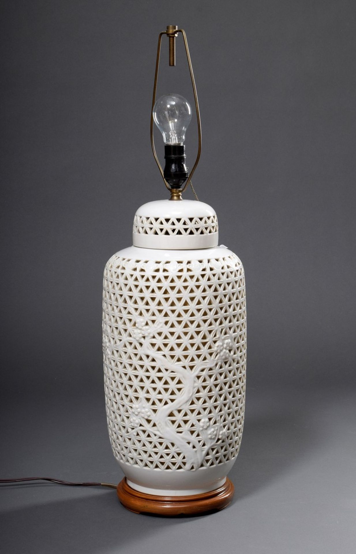 Paar chinesische Porzellan Lampen mit durchbrochenen Vasenfüßen "Geflecht und P - Bild 3 aus 6