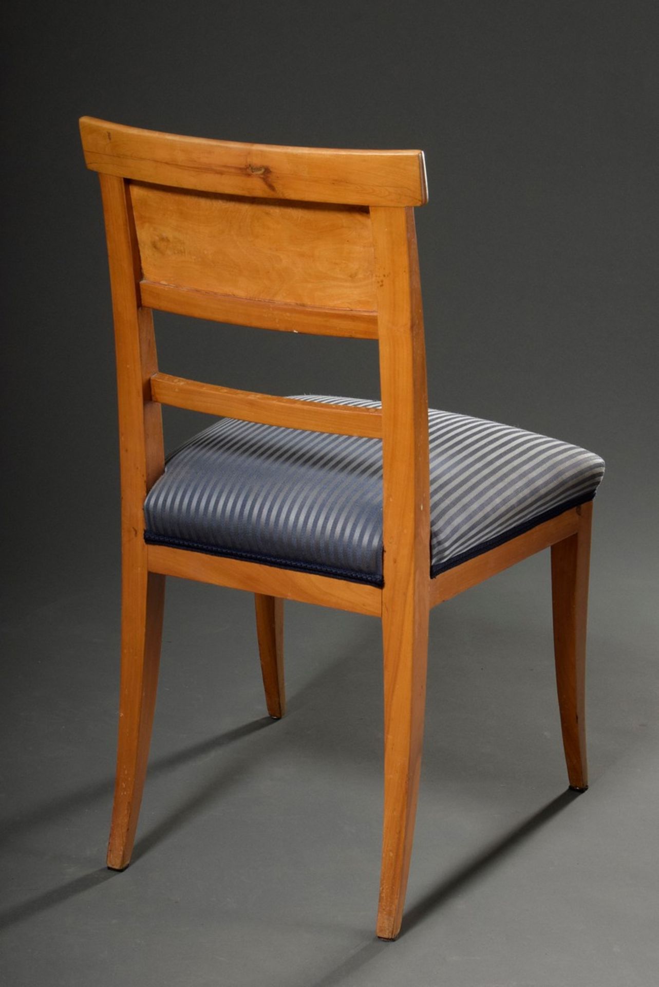 2 Stühle im Biedermeier Stil mit blau gestreiftem Bezug, Obstholz, H. 48/86cm, - Image 4 of 4