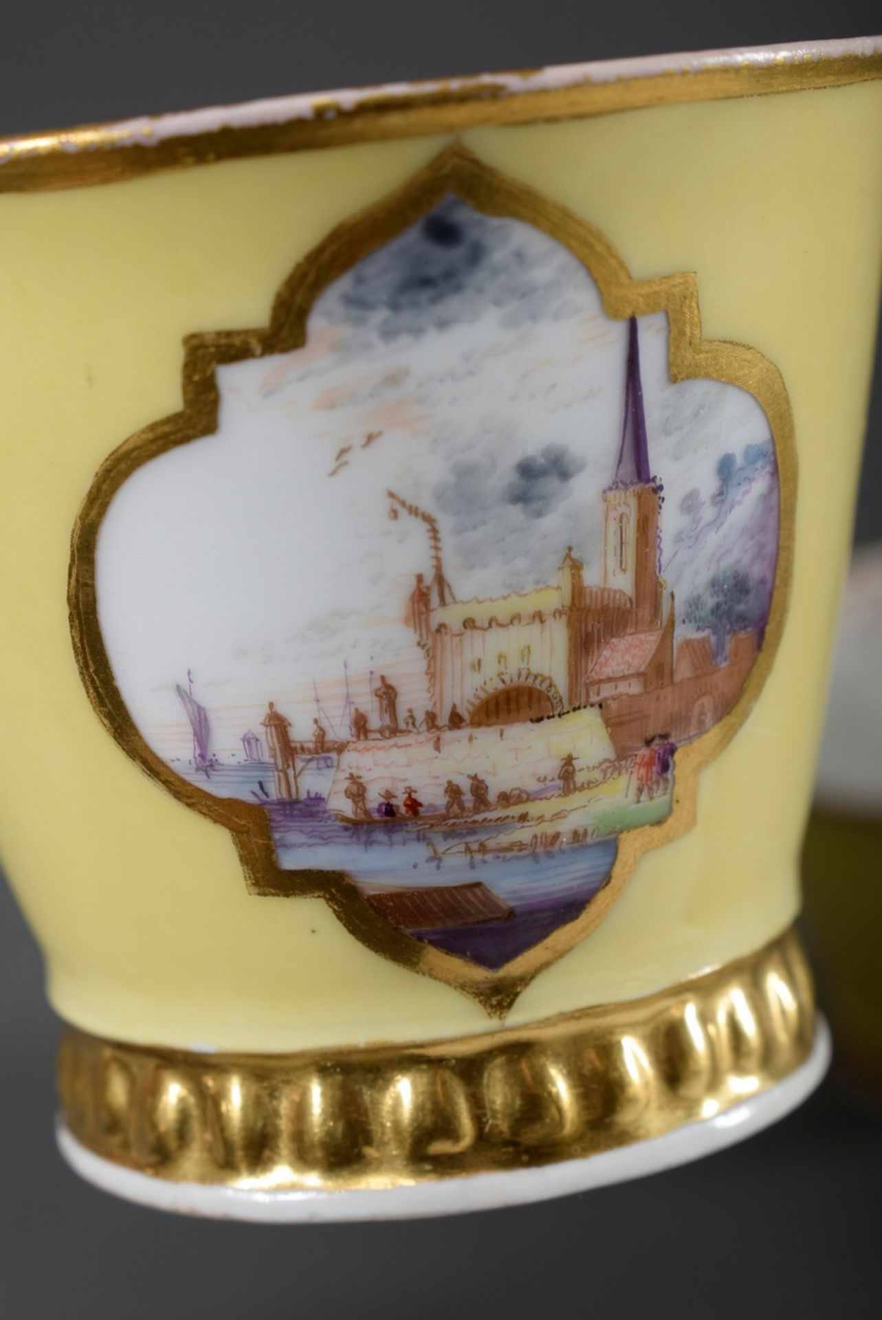 Paar Meissen Becher mit polychromer Bemalung "Kauffahrteiszenen" in Goldkartusc - Bild 4 aus 8