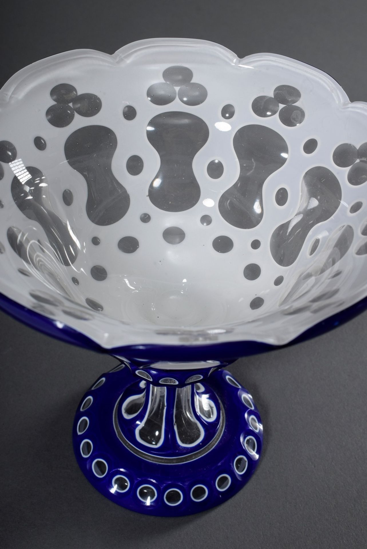 Biedermeier Überfangglas Schale mit Flächen- und Olivenschliff, blau/weiß, 19.J - Bild 3 aus 4