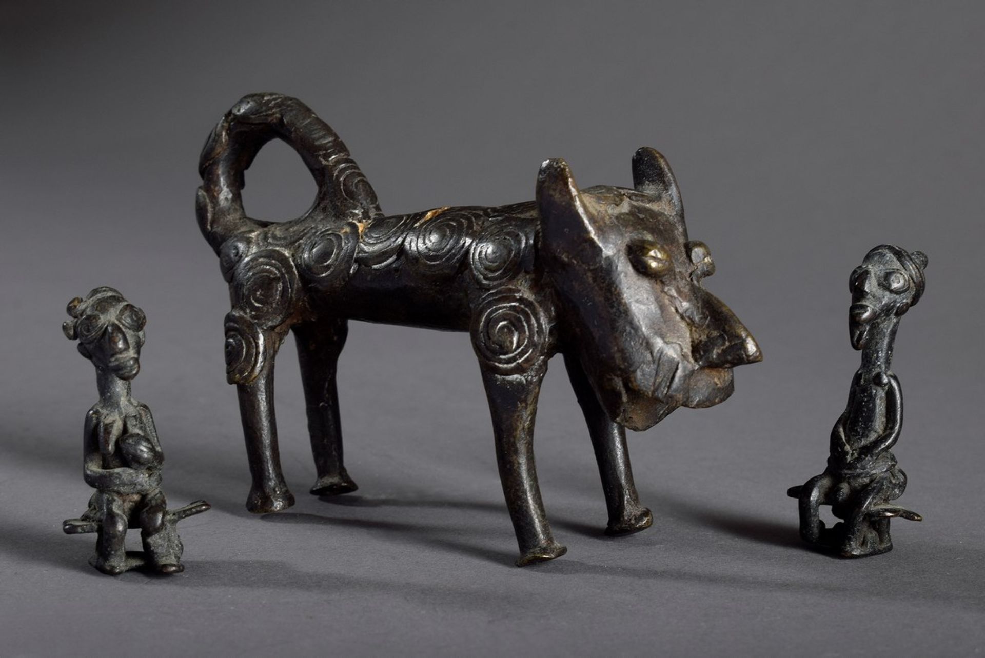 3 Diverse Ashanti Goldgewichte: Leopard und Figurenpaar, Bronze, Ghana, 8x13cm,