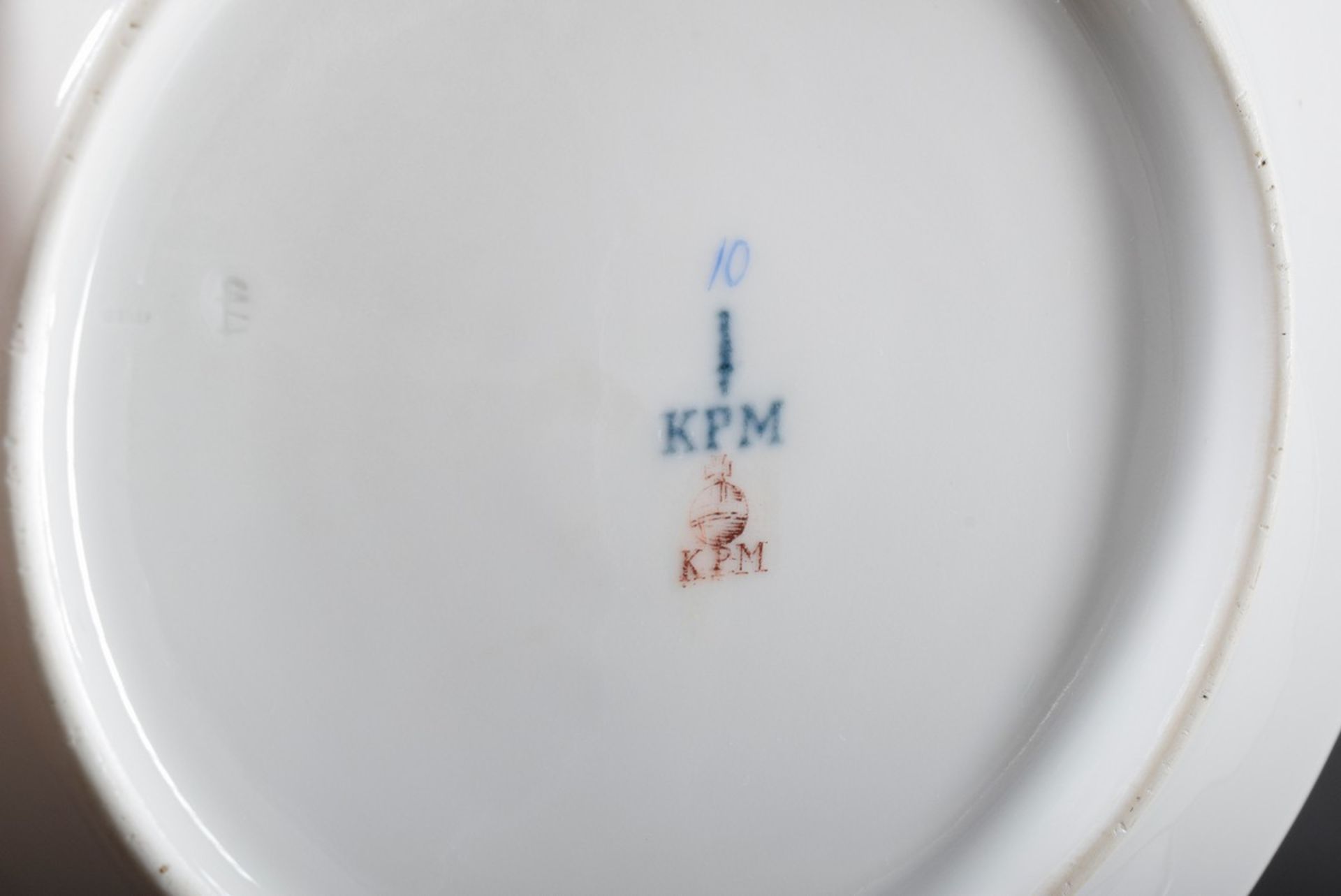10 Biedermeier KPM Teller in schlichter Façon mit farbig staffierten "Mehrfigur - Bild 2 aus 6