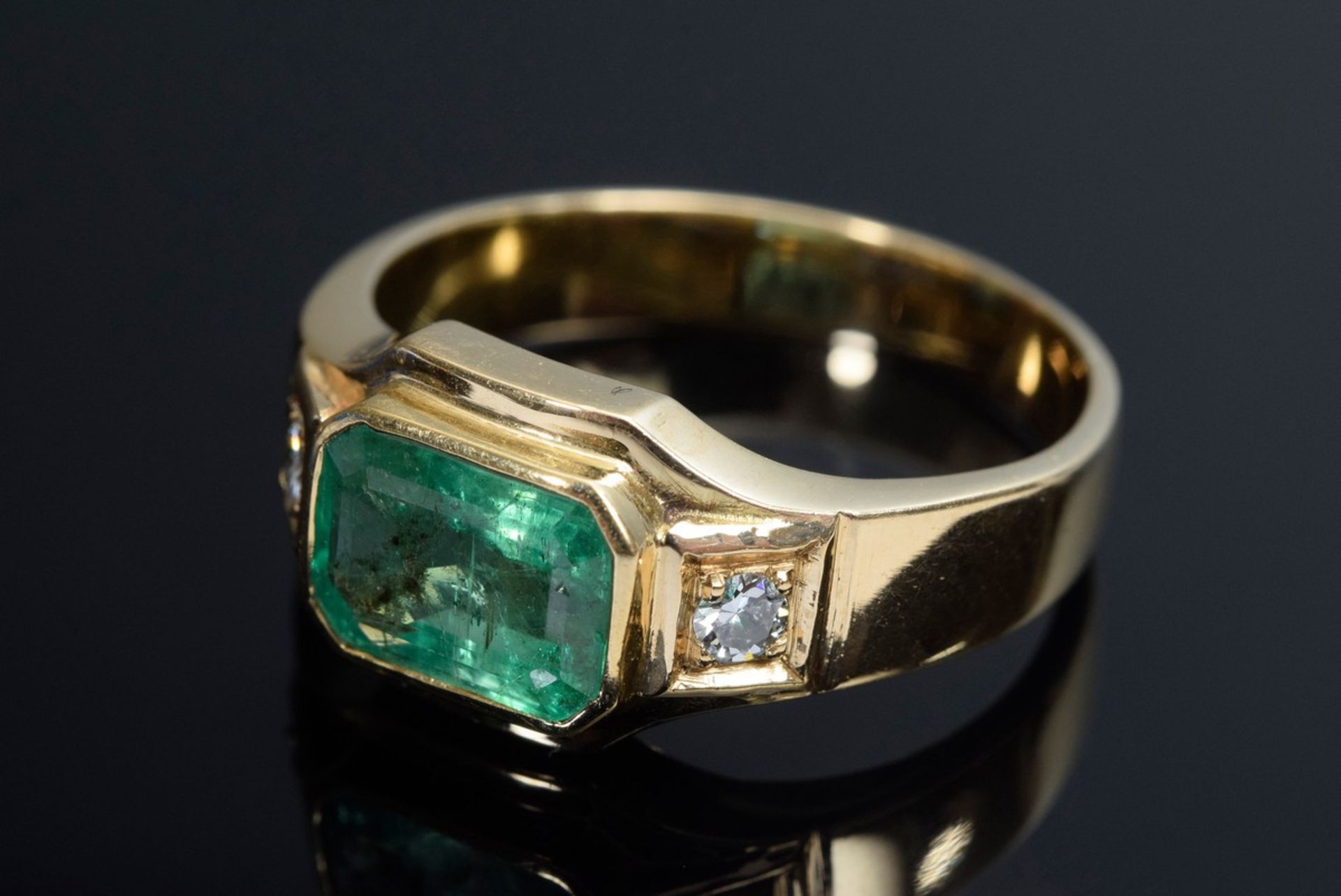 GG 585 Ring mit Smaragd (ca. 1.6ct) sowie 2 Brillanten (zus. ca. 0.10ct/SI/W),