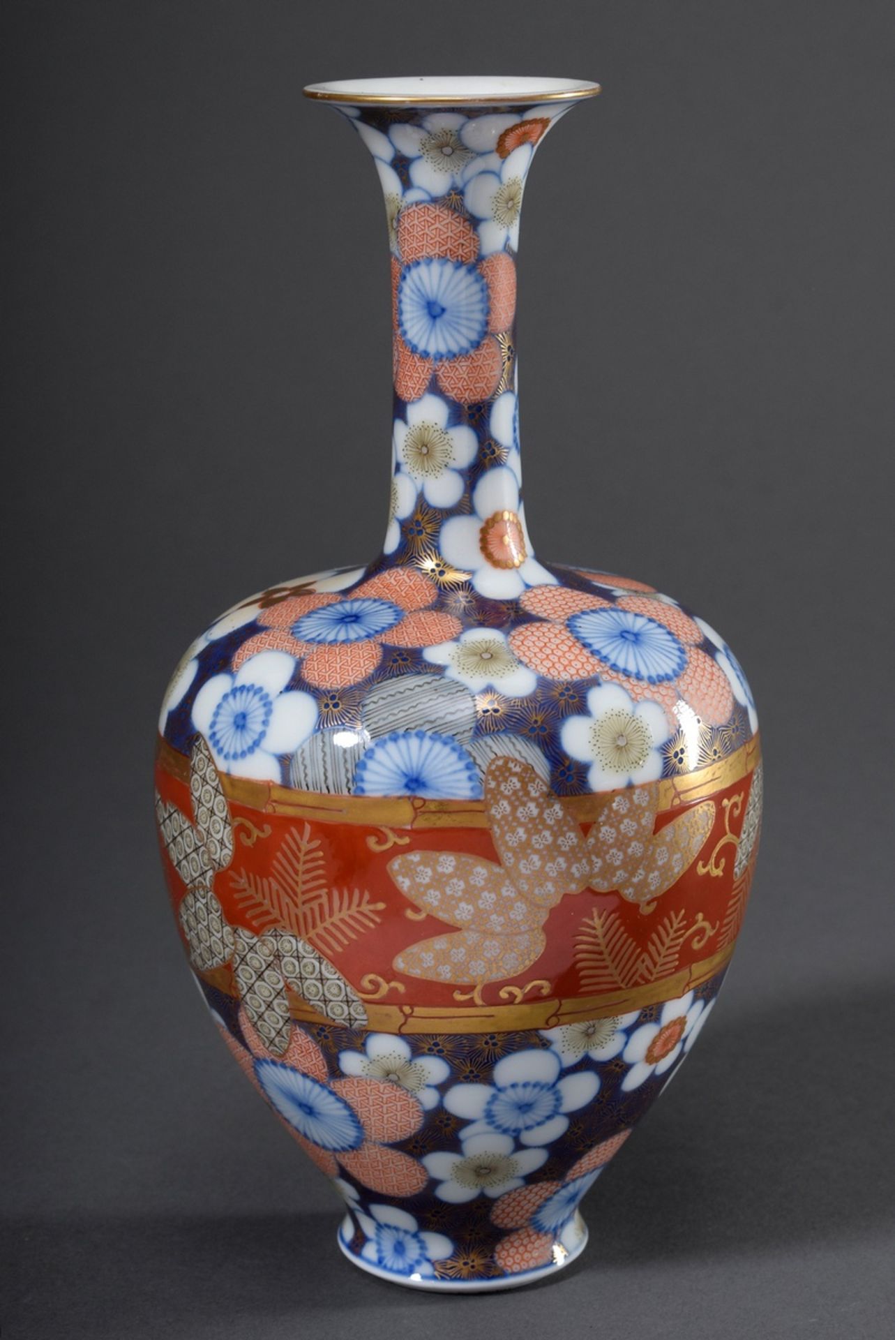 Moderne japanische Balustervase mit feinem Imari Dekor "Kirschblüten", am Boden - Bild 2 aus 4