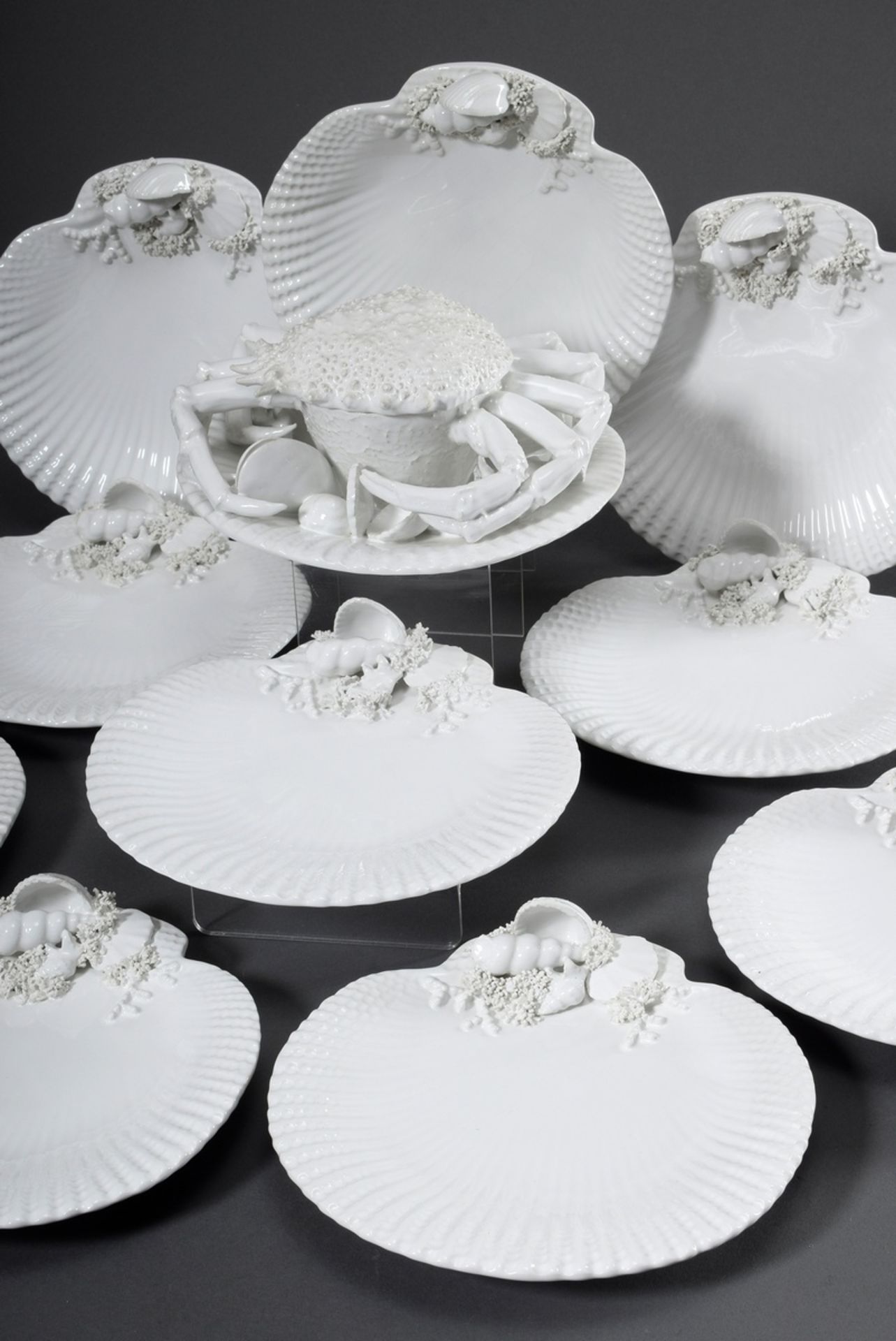 11 Teile weißes Keramik Service mit plastischem "Frutti di Mare" Dekor, bez. V.
