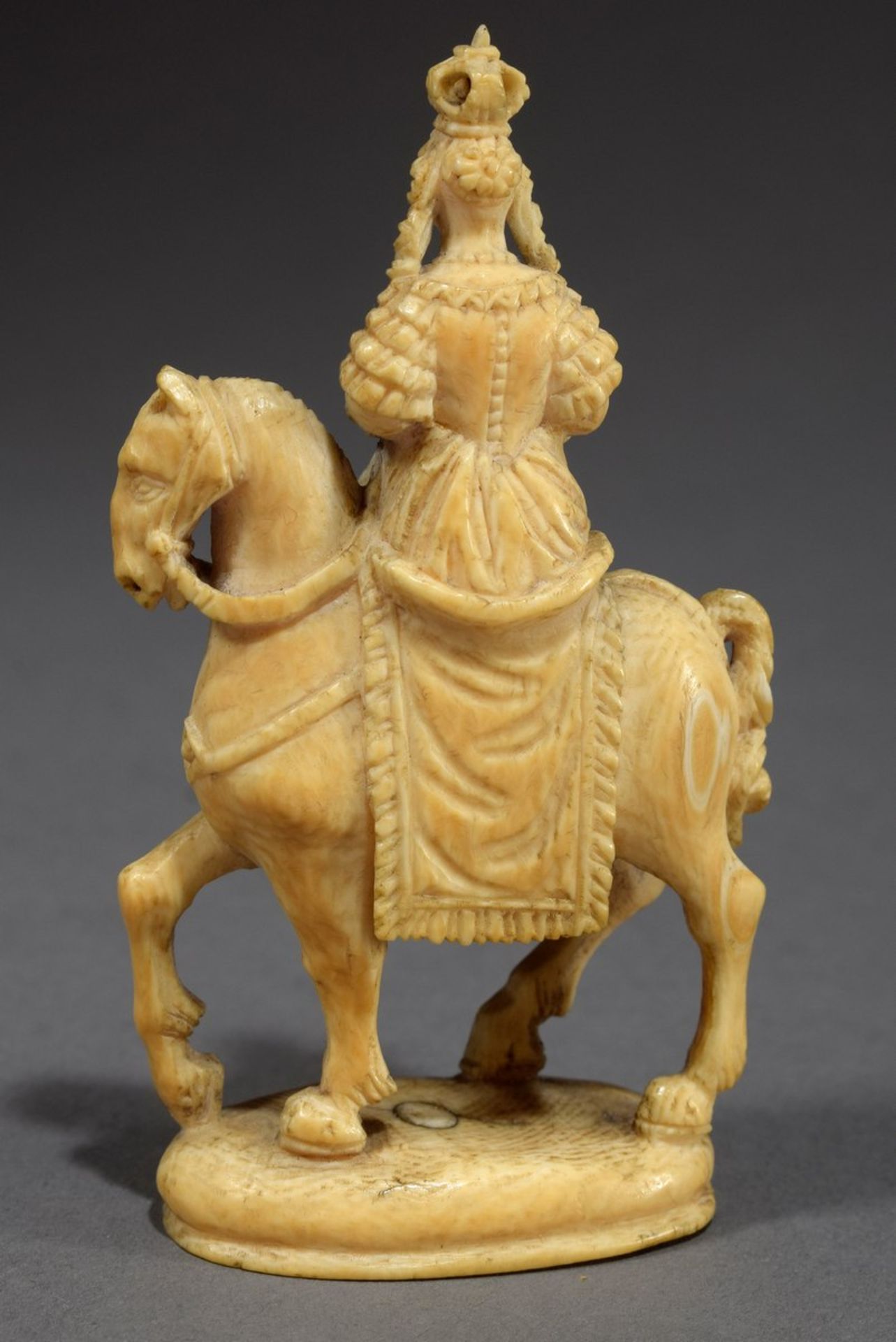 Elfenbeinschnitzerei "Sitzende Königin zu Pferd" in angefertigtem Lederfuteral - Bild 2 aus 5