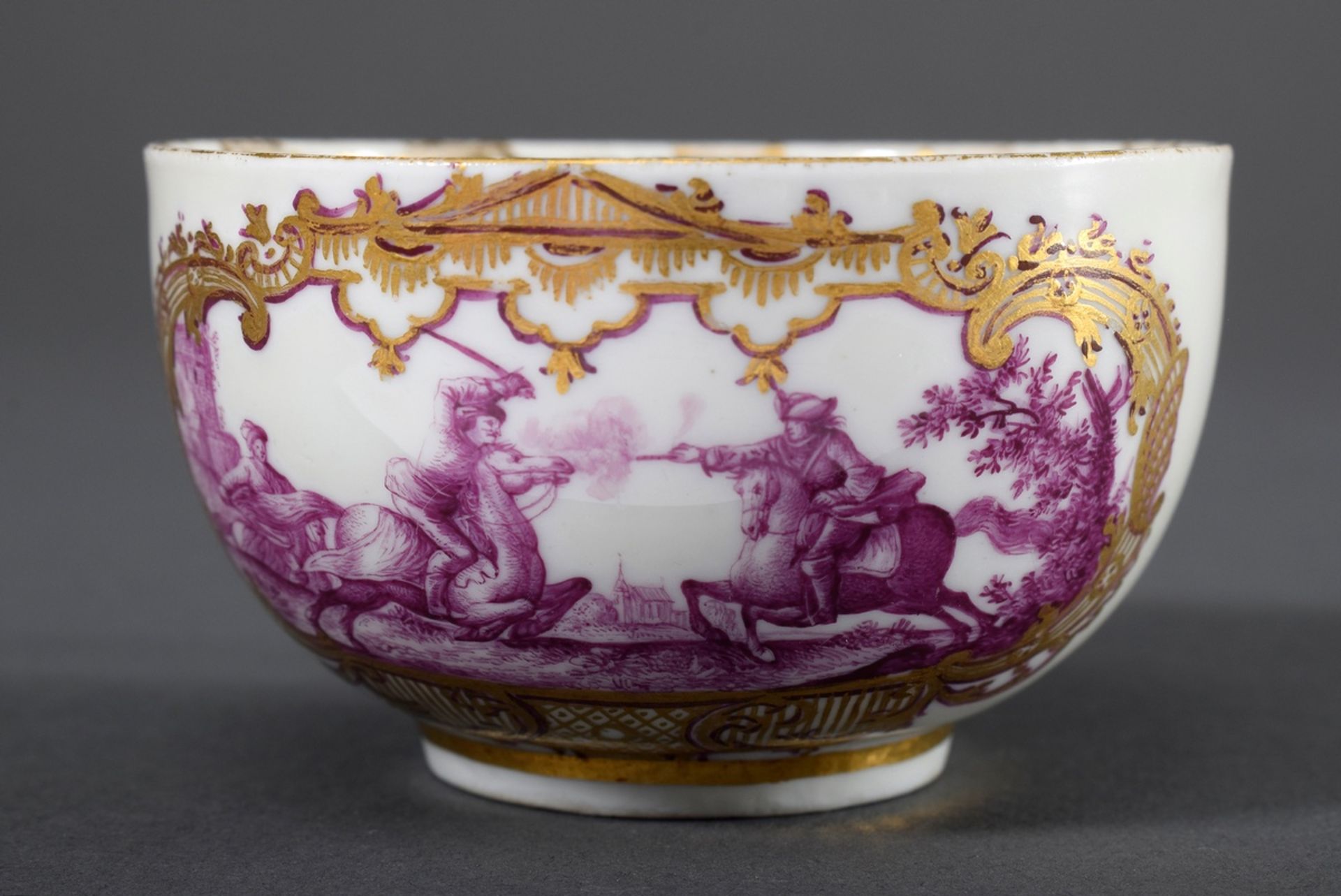 Meissen Obertasse mit Purpur Camaieu Bemalung "Schlachtenszene" in der Art von