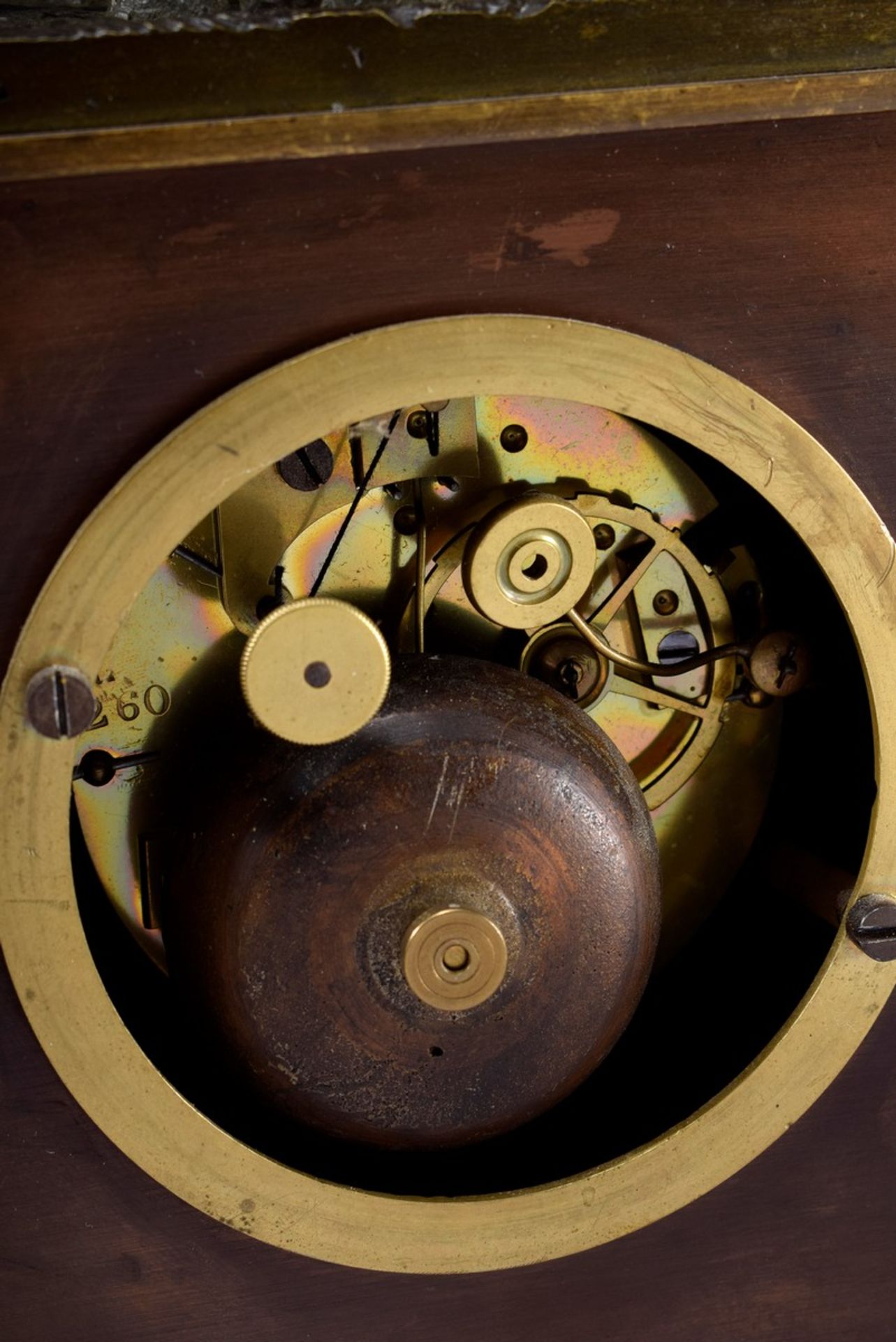 Kleine französische Bronze Pendule mit brüniertem und feuervergoldetem Gehäuse - Bild 8 aus 10