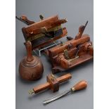 5 Diverse alte Zimmermanns- oder Tischlerwerkzeuge: 2 Nuthobel, Stecheisen, Str