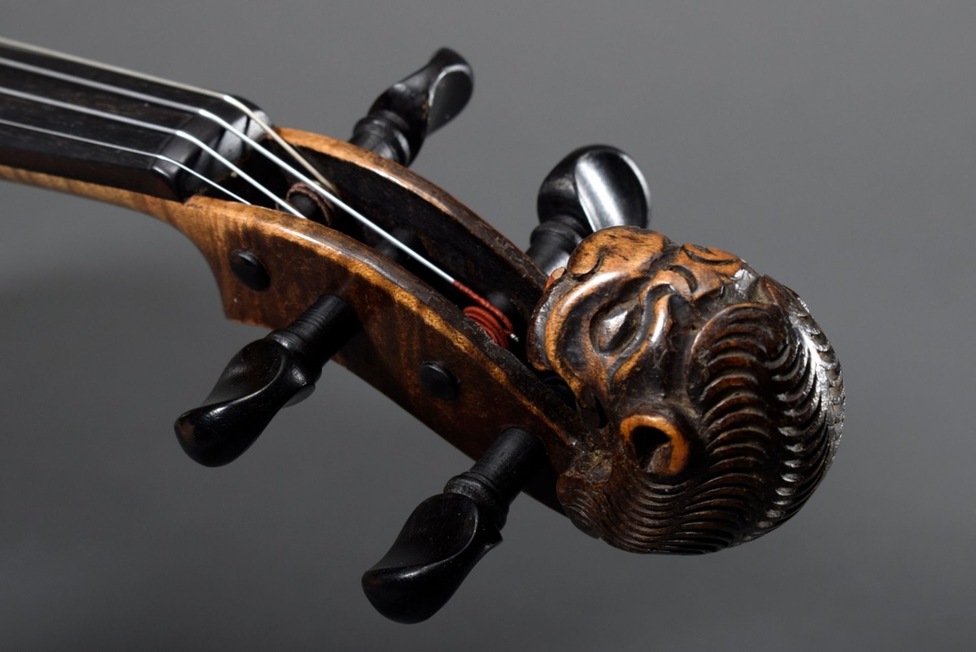 Löwenkopf Geige, wohl alpenländisch Ende 19. Jhd., charakteristisch gewölbte De - Bild 6 aus 18