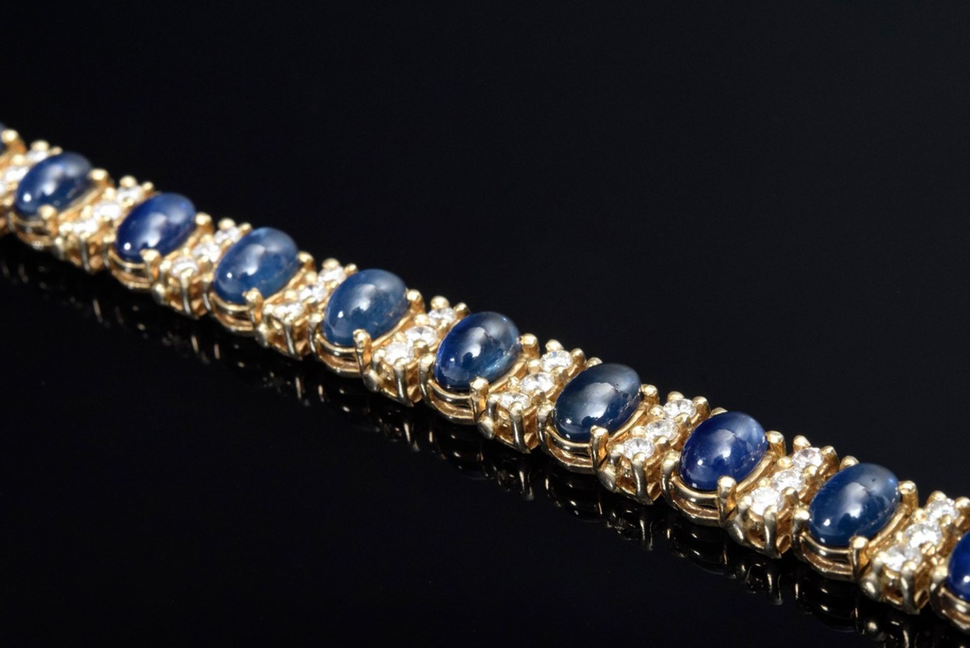 Prachtvolles GG 585 Armband mit Saphircabochons sowie 63 Brillanten (zus. ca. 2 - Bild 2 aus 3