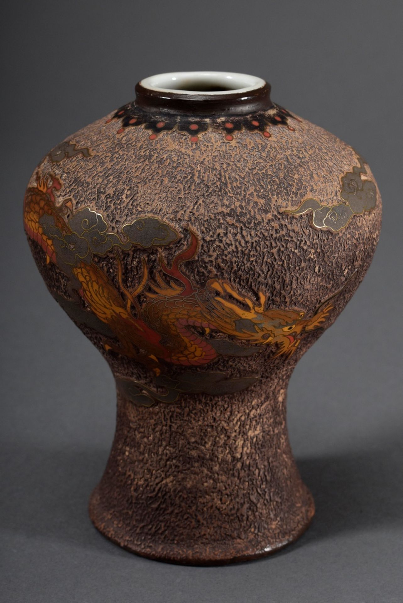 Japanische Treebark Porzellan Vase mit Cloisonné Dekor "Gelber Wolkendrache mit