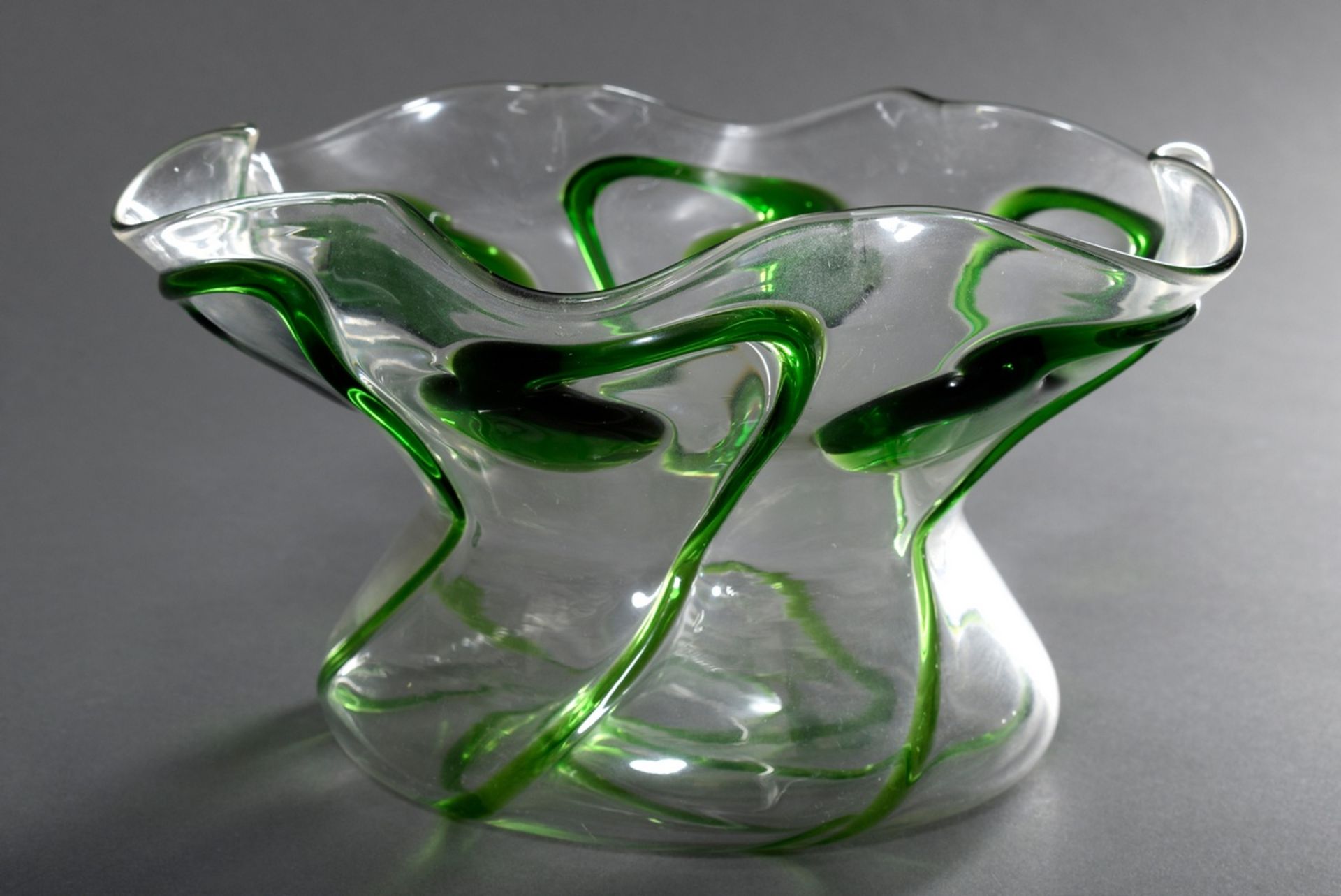 Große sechspassige englische Jugendstil Glas Schale mit grünen Tropfenauflagen