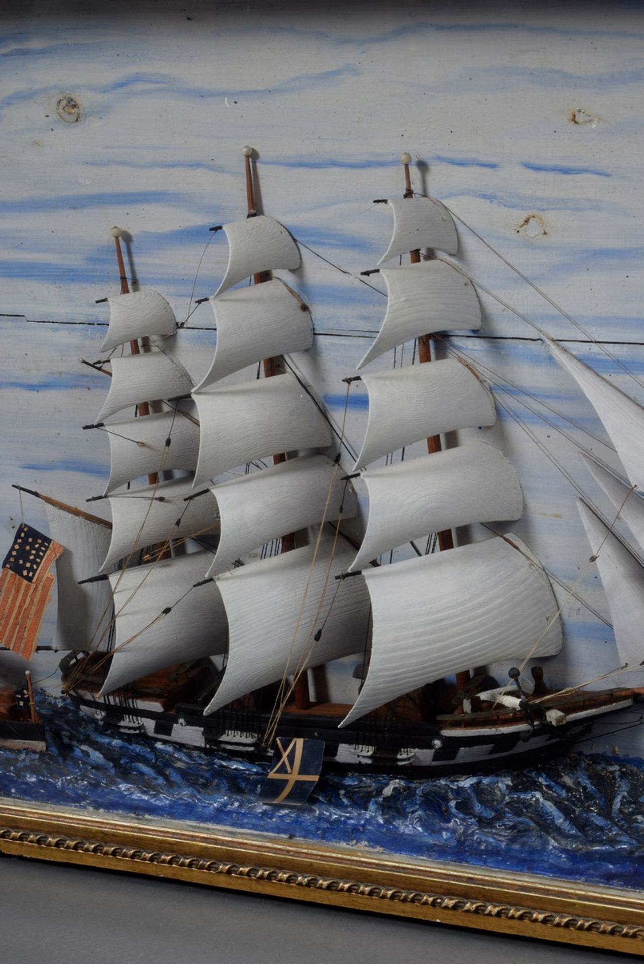 Halbmodell "Dreimast-Bark mit amerikanischer Flagge und Beibooten", Holz, farbi - Bild 2 aus 5