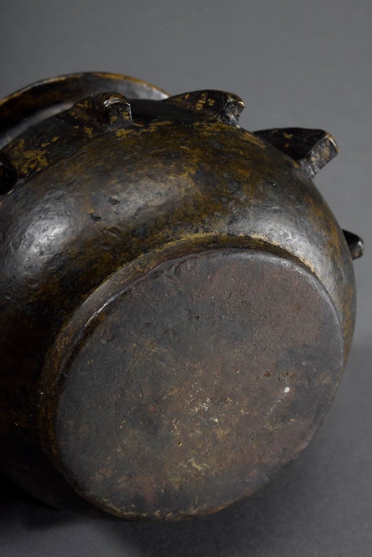 Kleiner Kugelmörser mit zwölf Rippen, Bronze dunkel patiniert, Spanisch-maurisc - Bild 3 aus 3