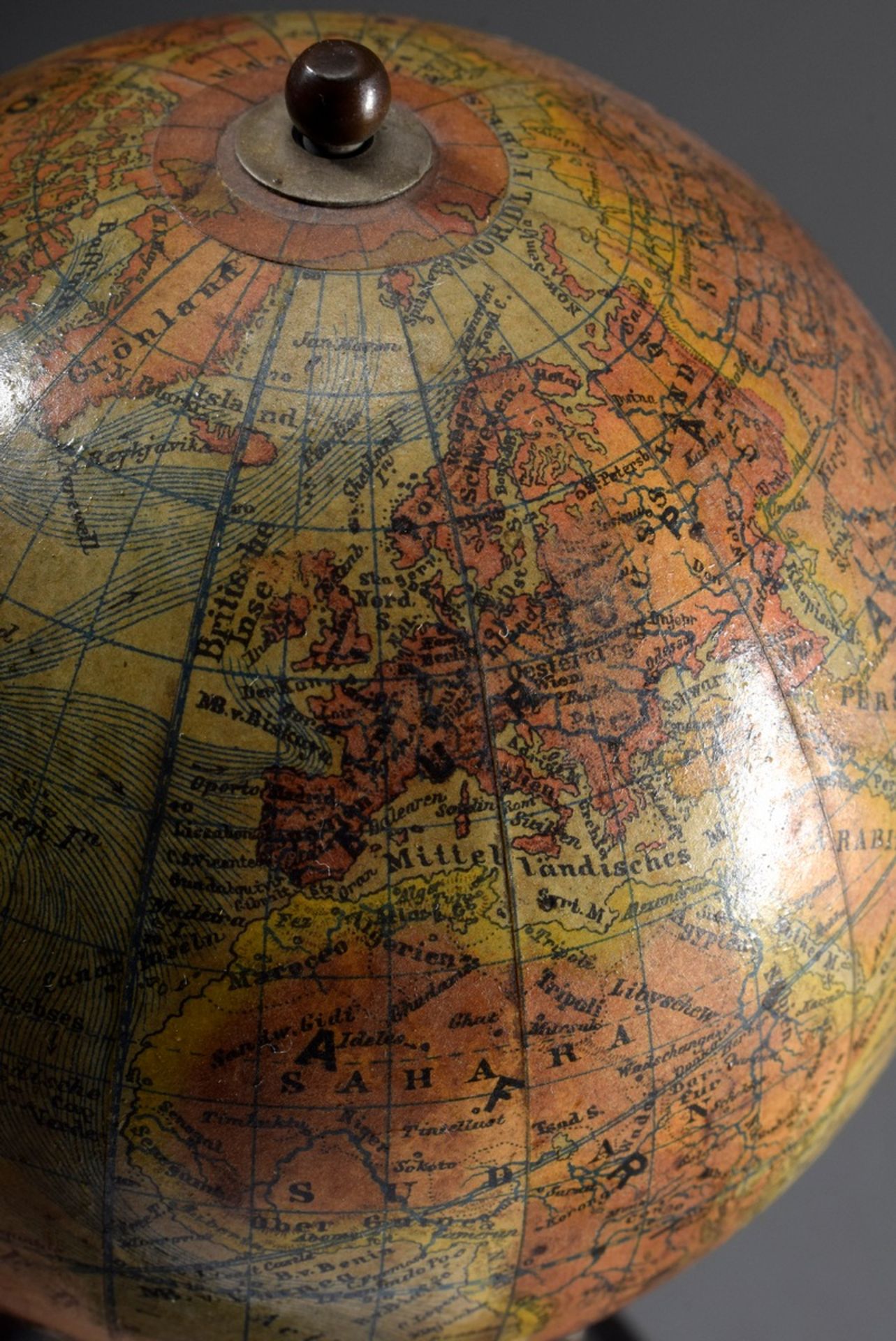 Kleiner Globus von Atlas getragen, Metall, Pappe mit coloriertem Papier, bez.: - Bild 5 aus 6