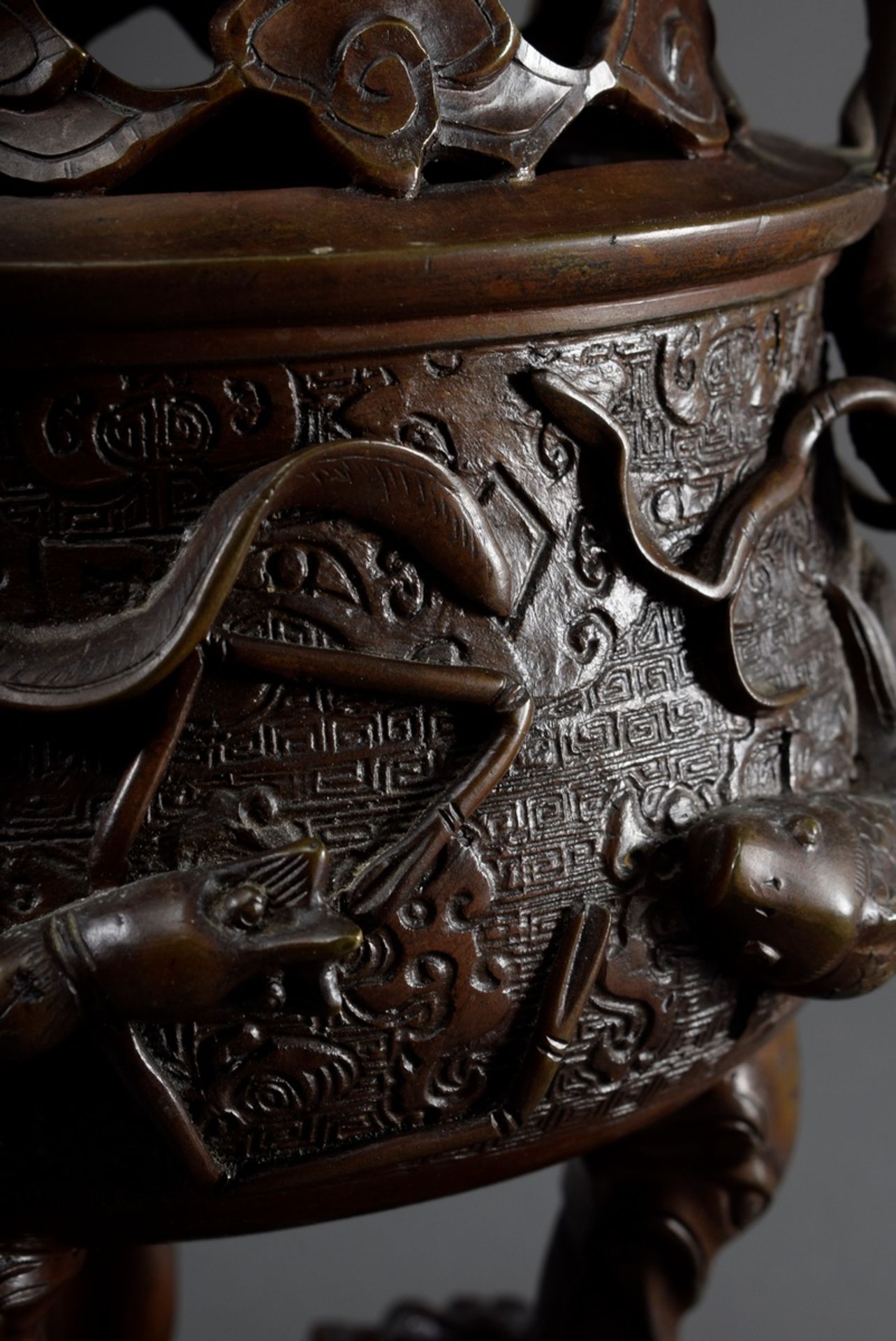 Bronze "Ding" Censer mit figürlichem Relief auf der Wandung "Wasserbewohner", s - Image 5 of 14