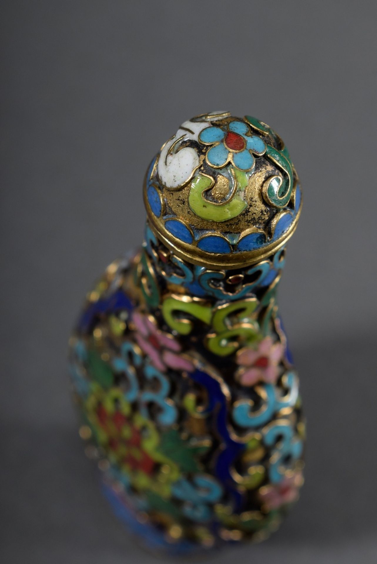 Cloisonné Snuffbottle mit floralem Dekor auf Goldgrund, 20.Jh., Boden mit Siege - Image 4 of 6