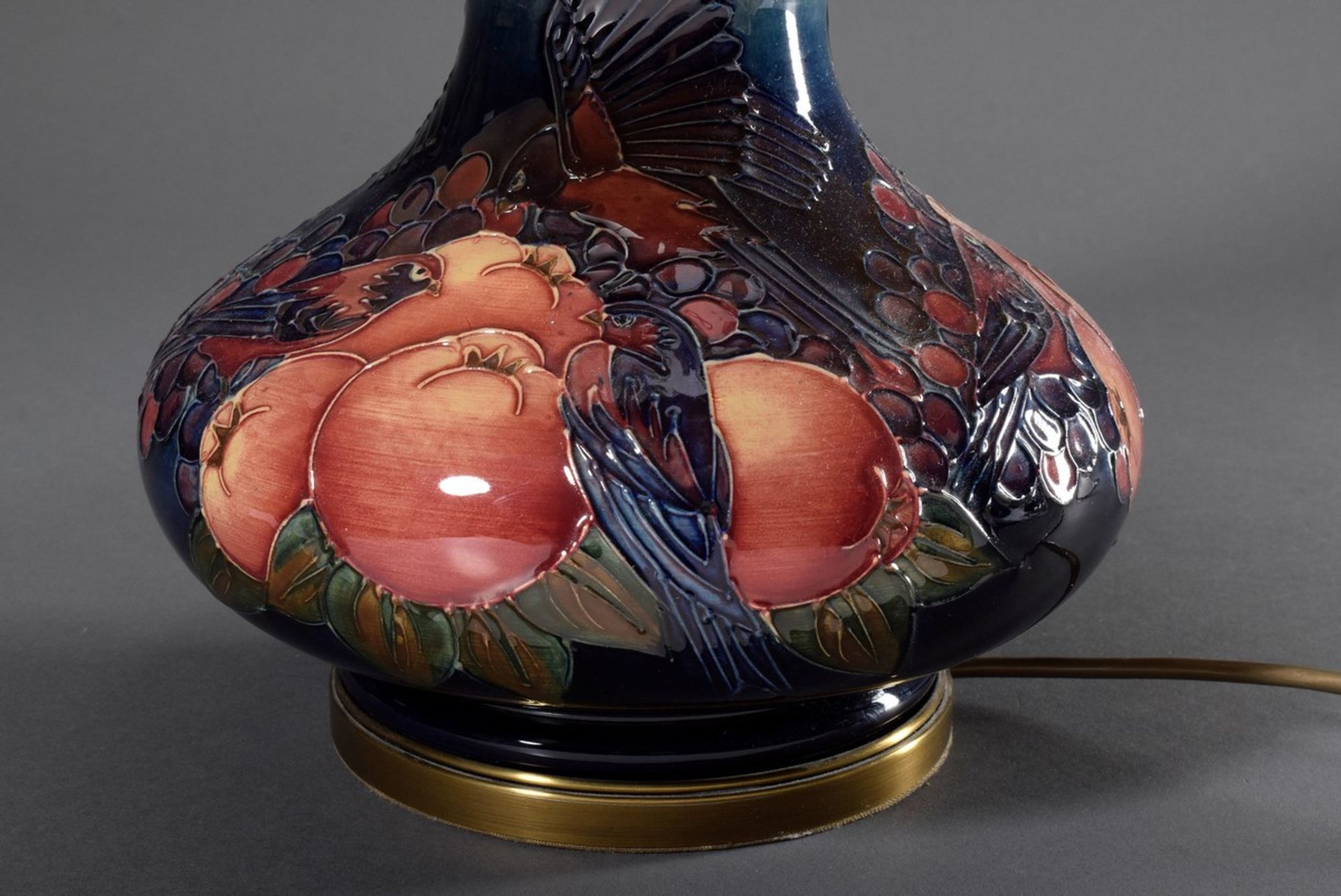 Moorcroft Vase „Granatäpfel und Vögel", Keramik glasiert, als Lampe montiert, H - Bild 2 aus 2