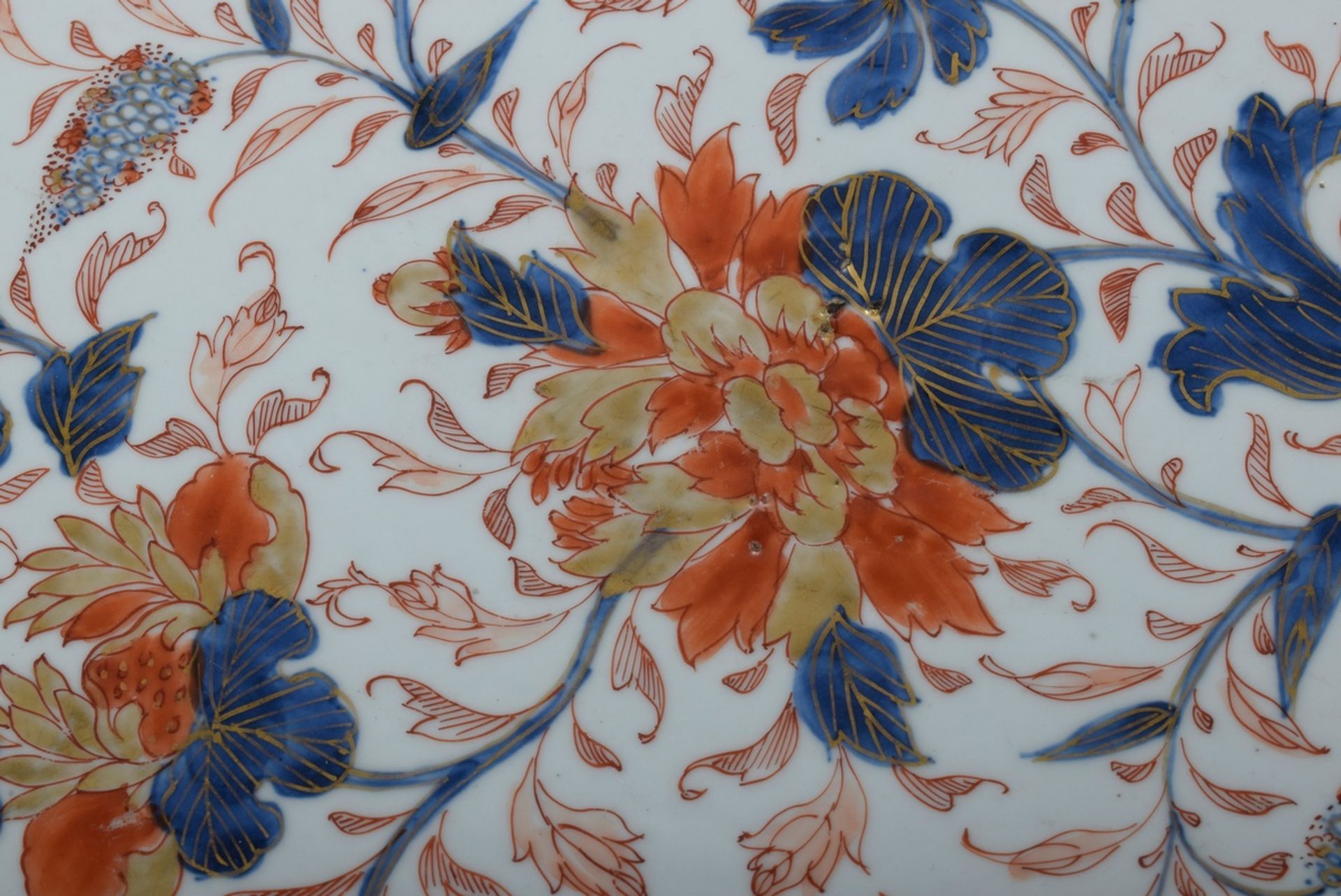 Großer chinesischer Porzellan Teller mit polychromer Imari Bemalung „Päonien“, - Image 6 of 6