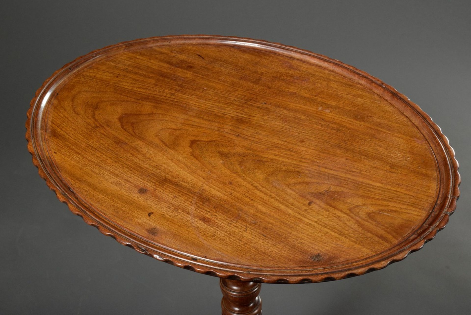 Ovaler Mahagoni Snaptop Table mit gewelltem Rand auf gedrechseltem Fuß, um 1800 - Image 2 of 4