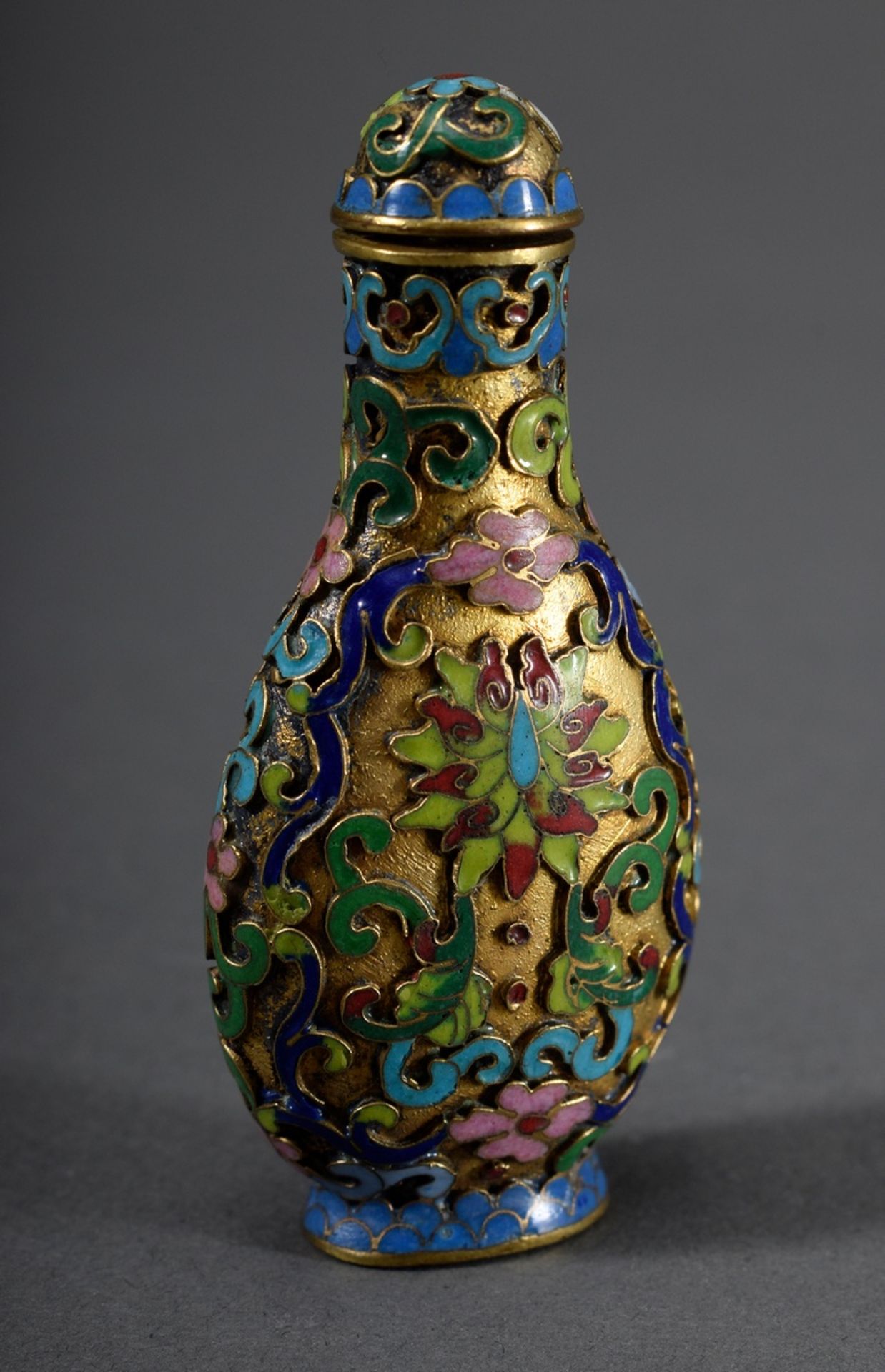 Cloisonné Snuffbottle mit floralem Dekor auf Goldgrund, 20.Jh., Boden mit Siege