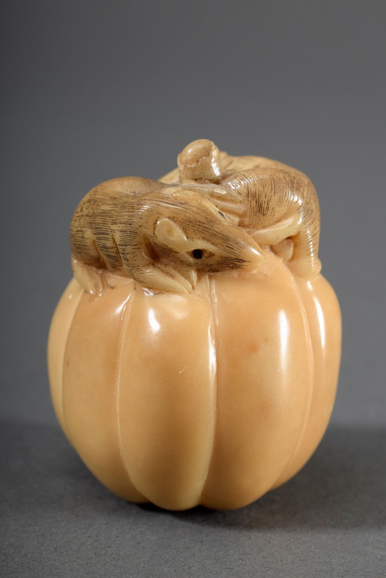 Tagua Nuss Schnitzereien "Zwei Ratten auf Kürbis", 20.Jh., H. 4,5cm