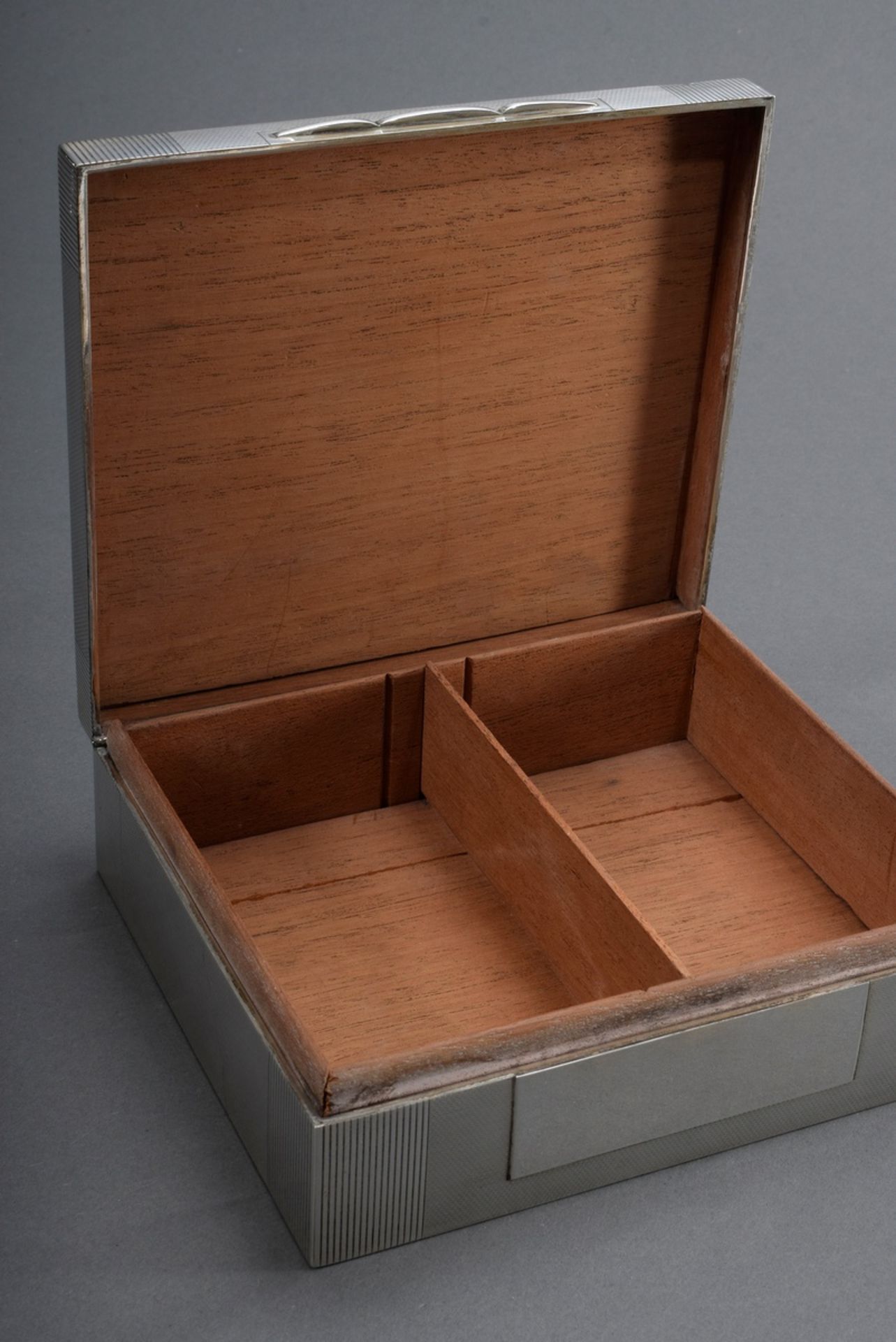 Guillochierte Zigarettenbox mit Holz Interieur, MZ: Henry Perkins & Sons, Birmi - Image 2 of 5