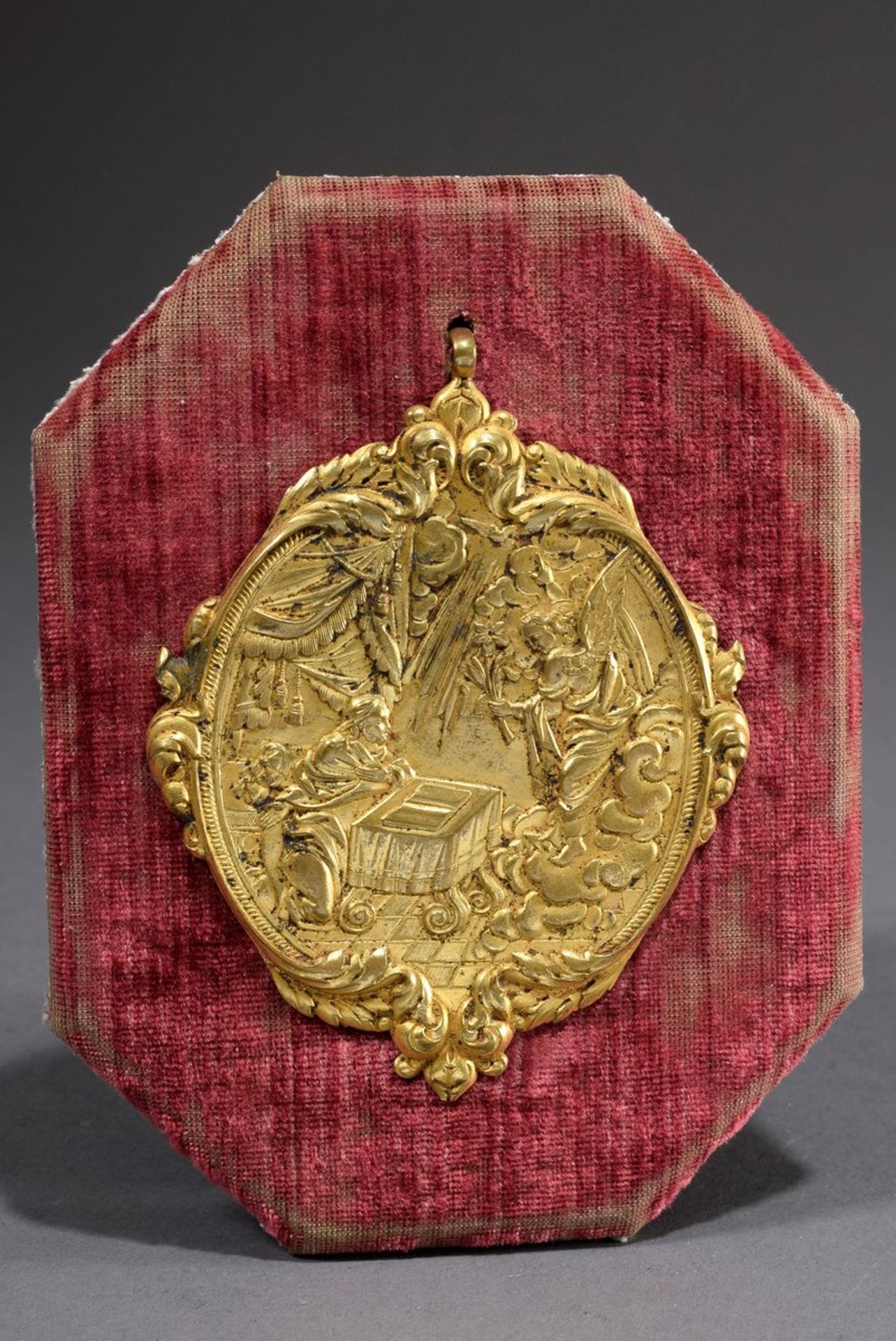 Reliefplakette „Mariae Verkündigung“ in floraler Rahmung, feuervergoldete Bronz - Image 2 of 4