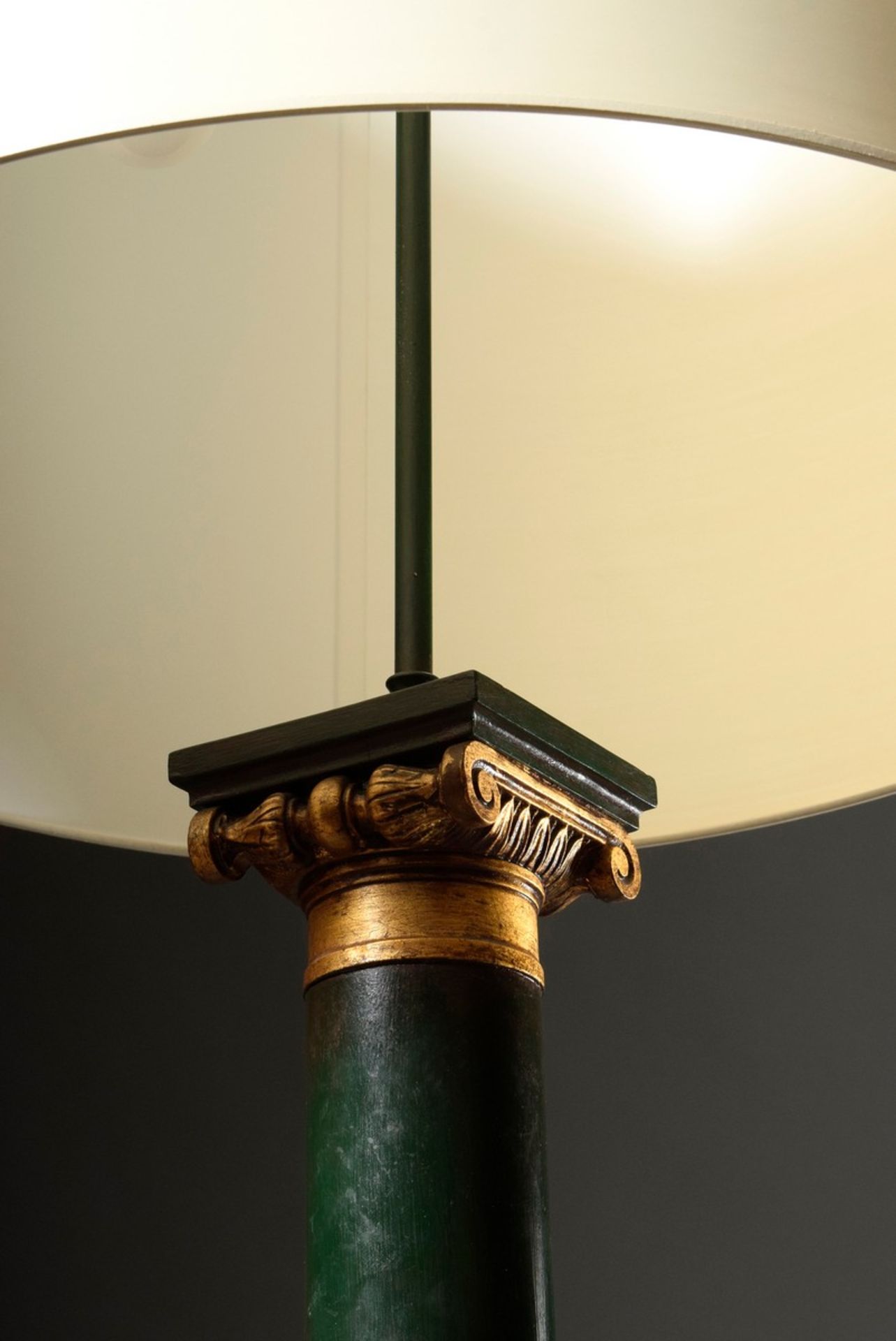 Säulen Stehlampe in Empire Façon, Holz grün/gold gefasst, H. 190cm - Bild 3 aus 4