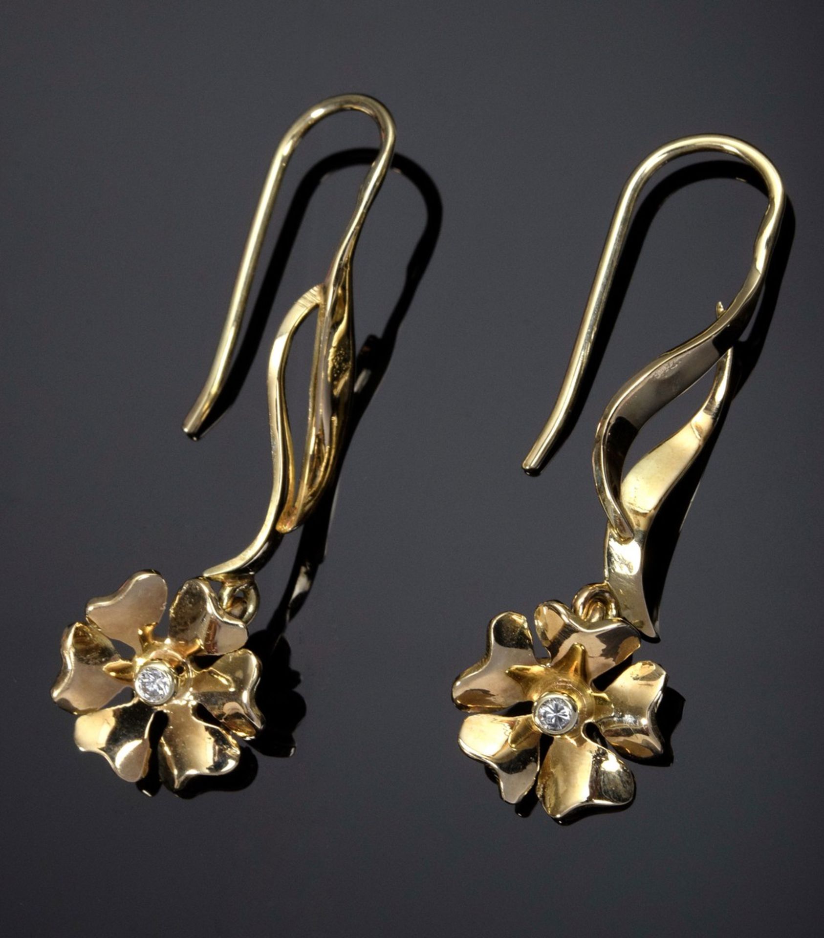 Paar GG 585 "Blüten" Ohrgehänge mit kleinen Brillanten, 4,2g, L. 4cm